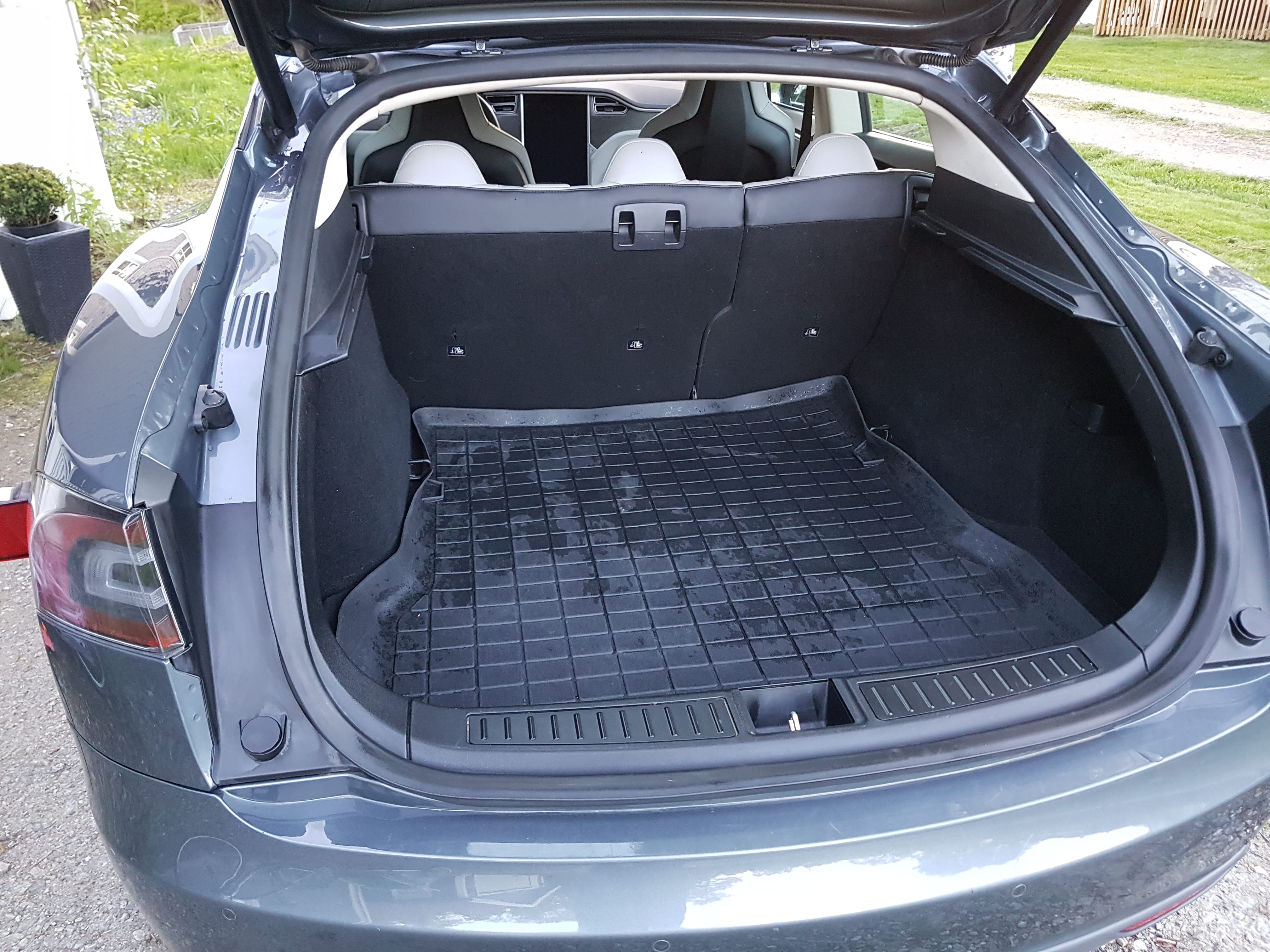 Tesla Model S 85 med Lydinngang