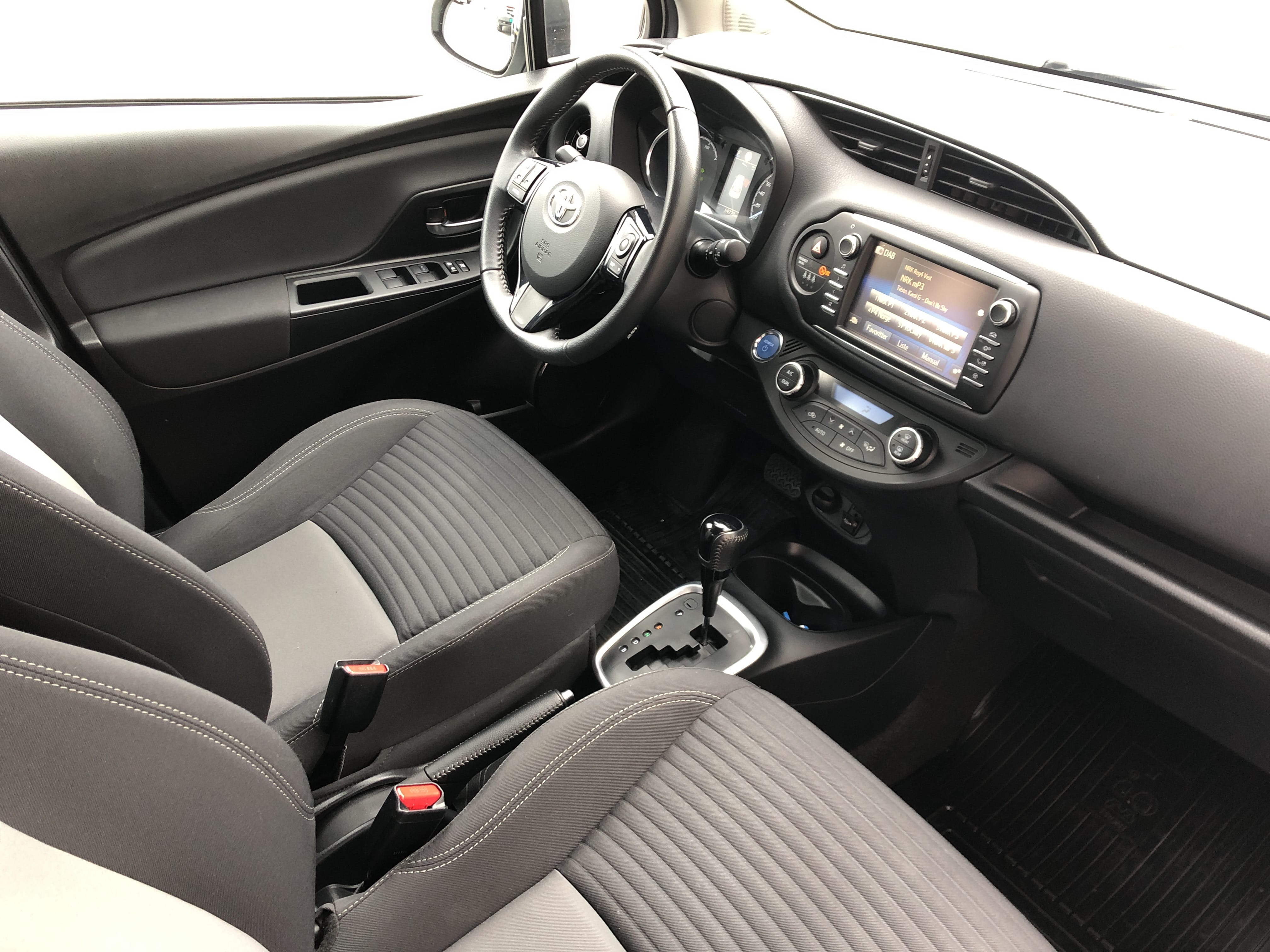 Toyota Yaris Hybrid Bensin 5 seter Automat with Audio / iPod input