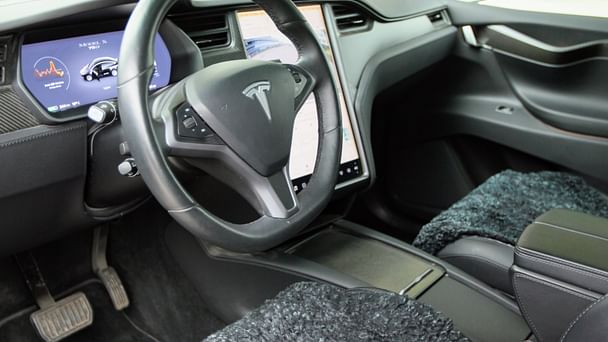 Tesla Model X med Lydinngang
