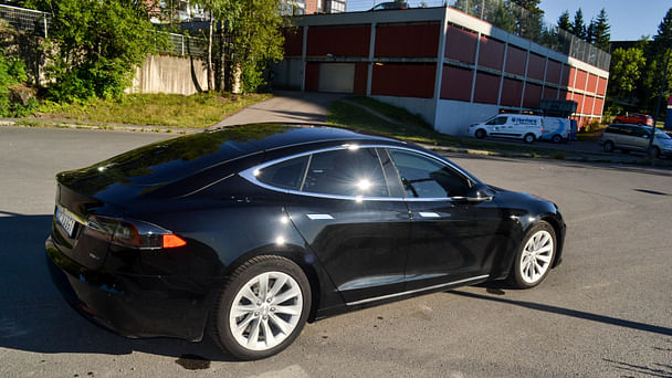 Tesla Model S med Lydinngang