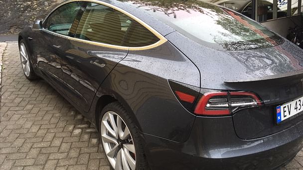 Tesla Model 3 med Lydinngang