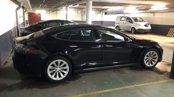 Tesla Model S med Lydinngang