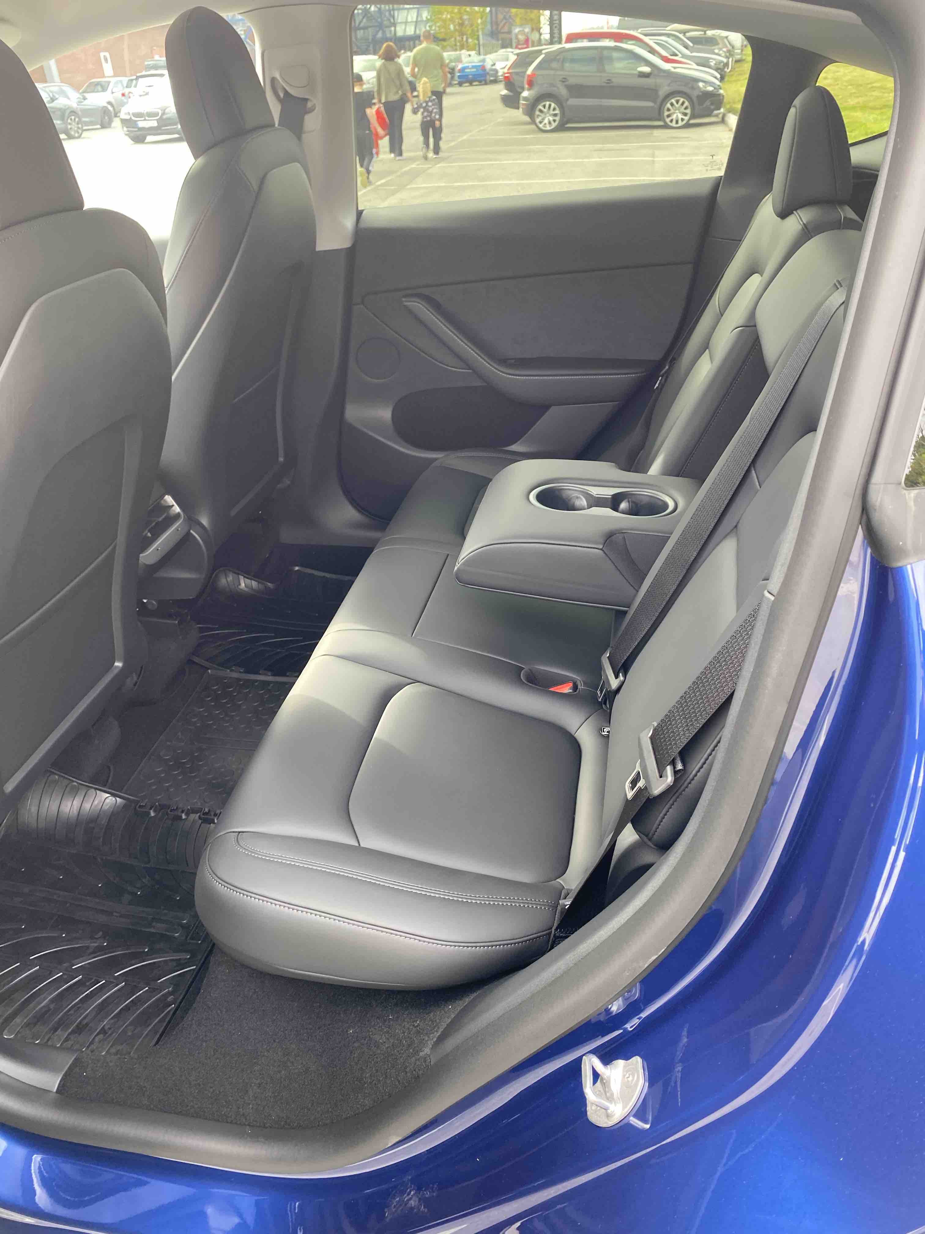 Tesla Model Y med USB ladeuttak