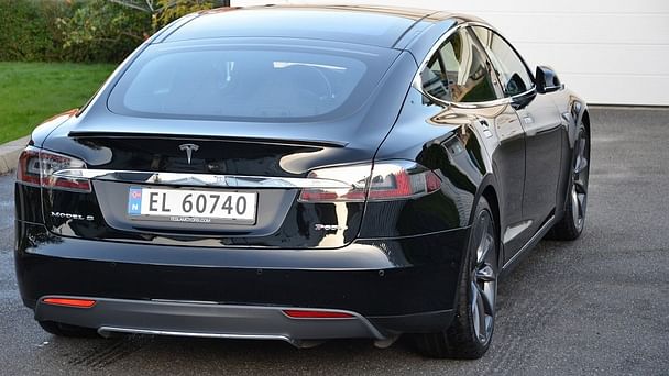 Tesla Model S med Lydinngang