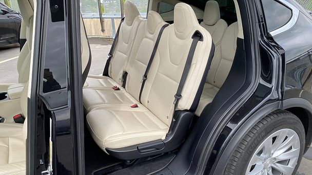Tesla Model X med Lydinngang
