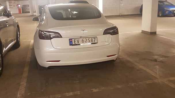 Tesla Model 3 med GPS