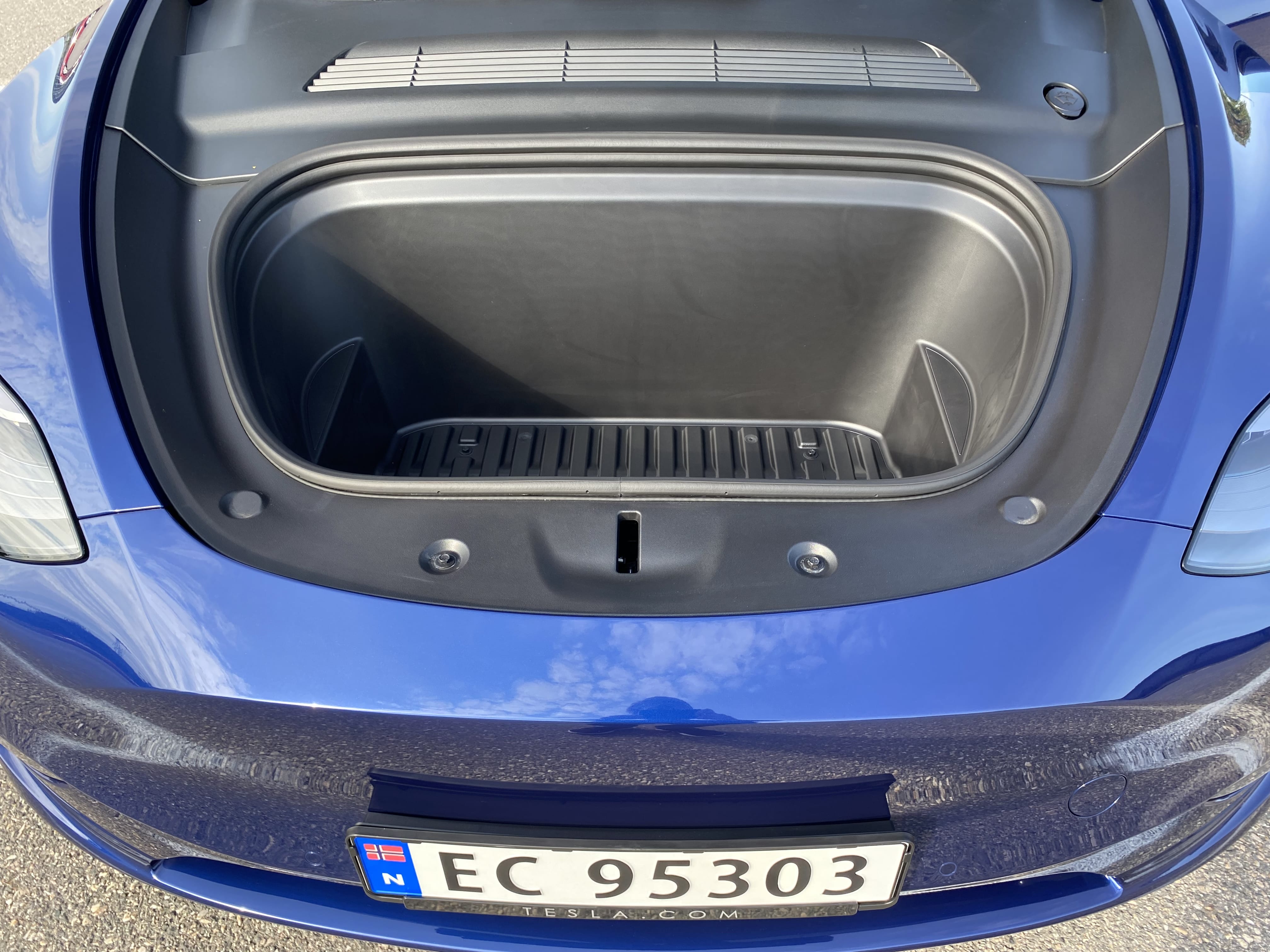 Tesla Model Y med Lydinngang