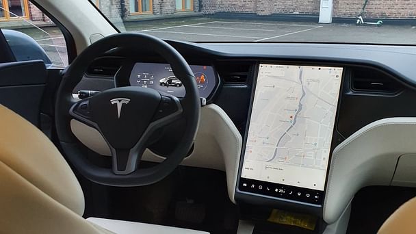 Tesla Model X med GPS