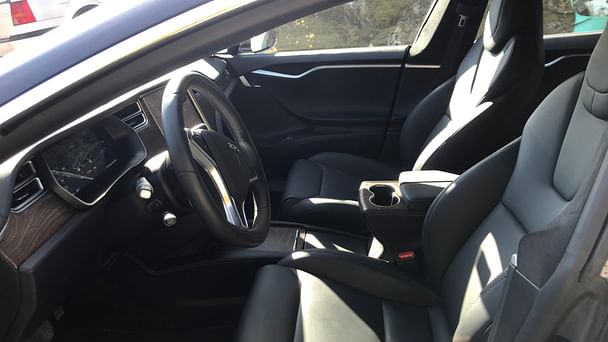 Tesla Model S med Lydinngang