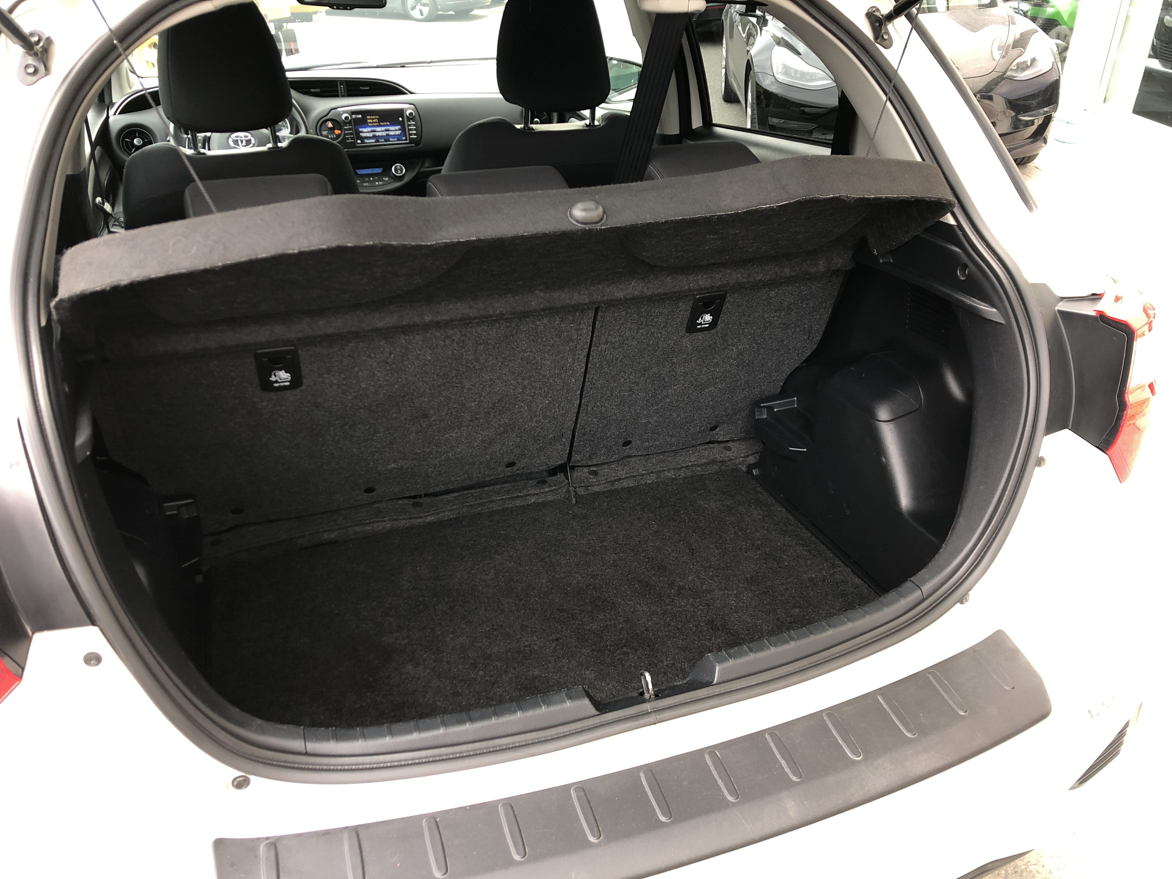 Toyota Yaris Hybrid Bensin 5 seter Automat