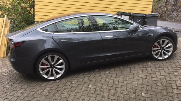 Tesla Model 3 med Skistativ