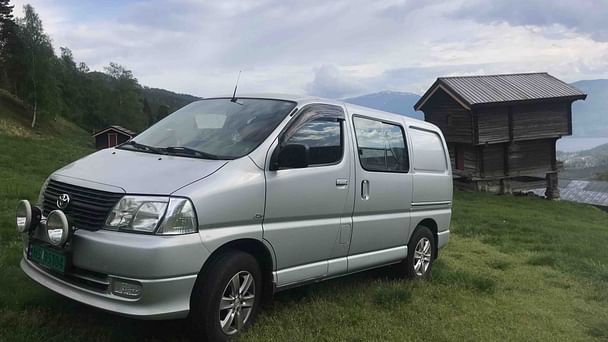 Toyota Hiace Varebil med Tilhengerfeste