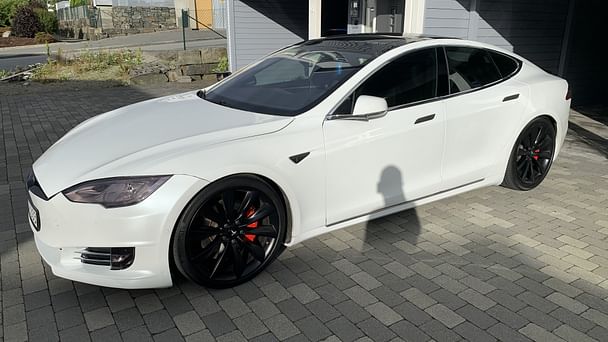 Tesla Model S med Lydinngang