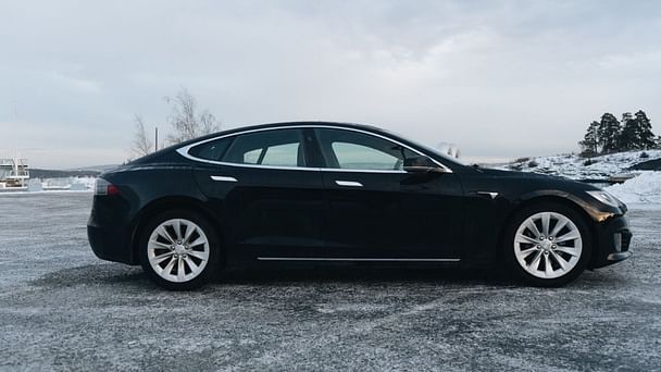Tesla Model S med Skistativ