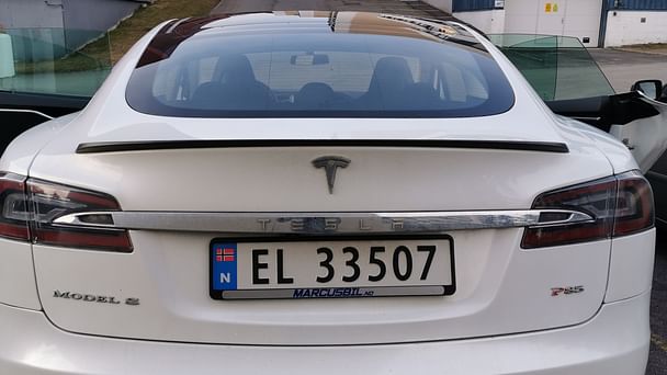 Tesla Model S med Lydinngang