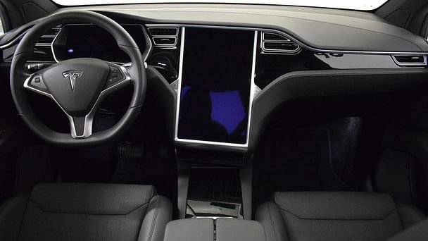 Tesla Model X med Lydinngang