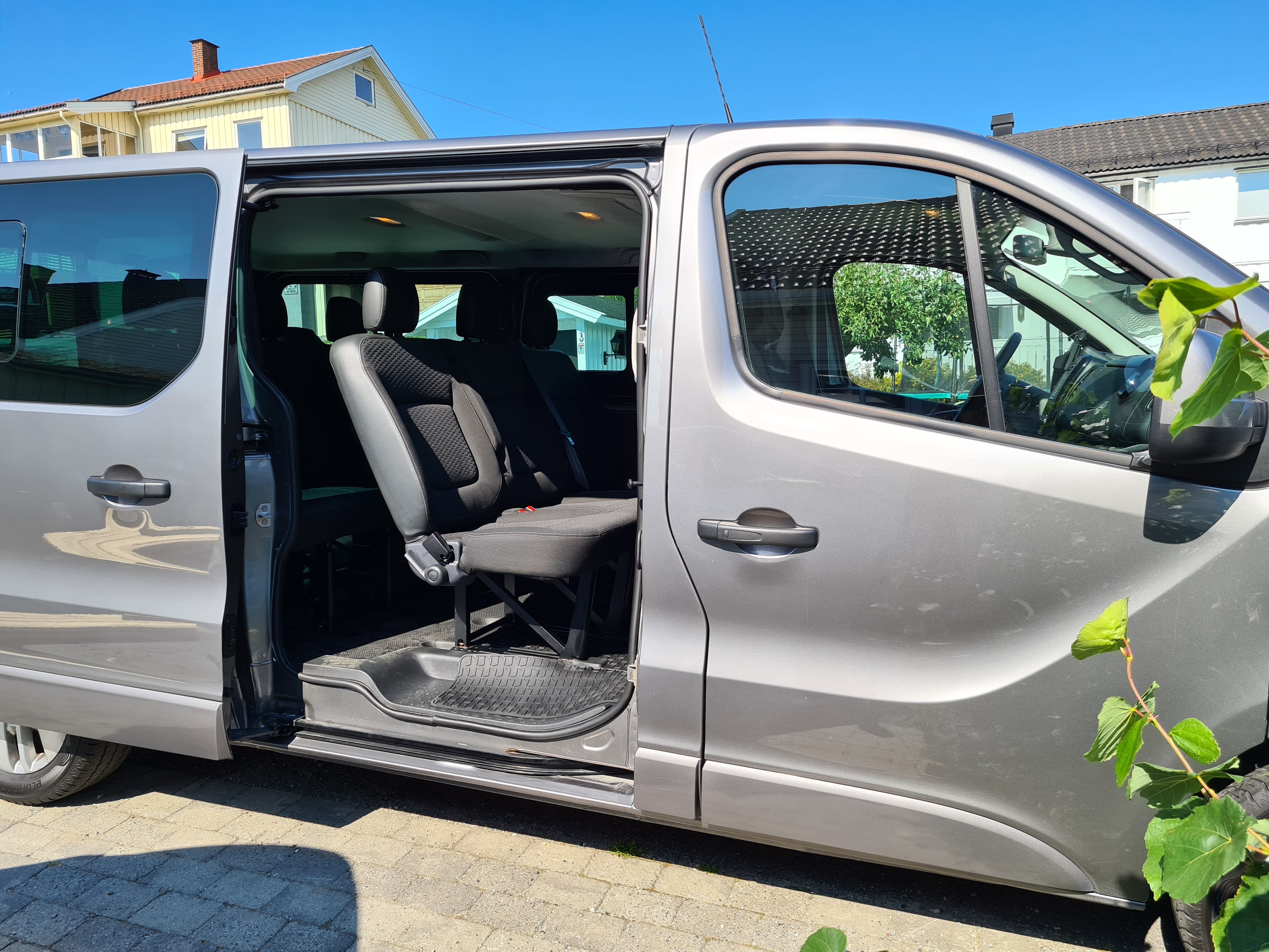 Opel Vivaro Minibuss med USB ladeuttak