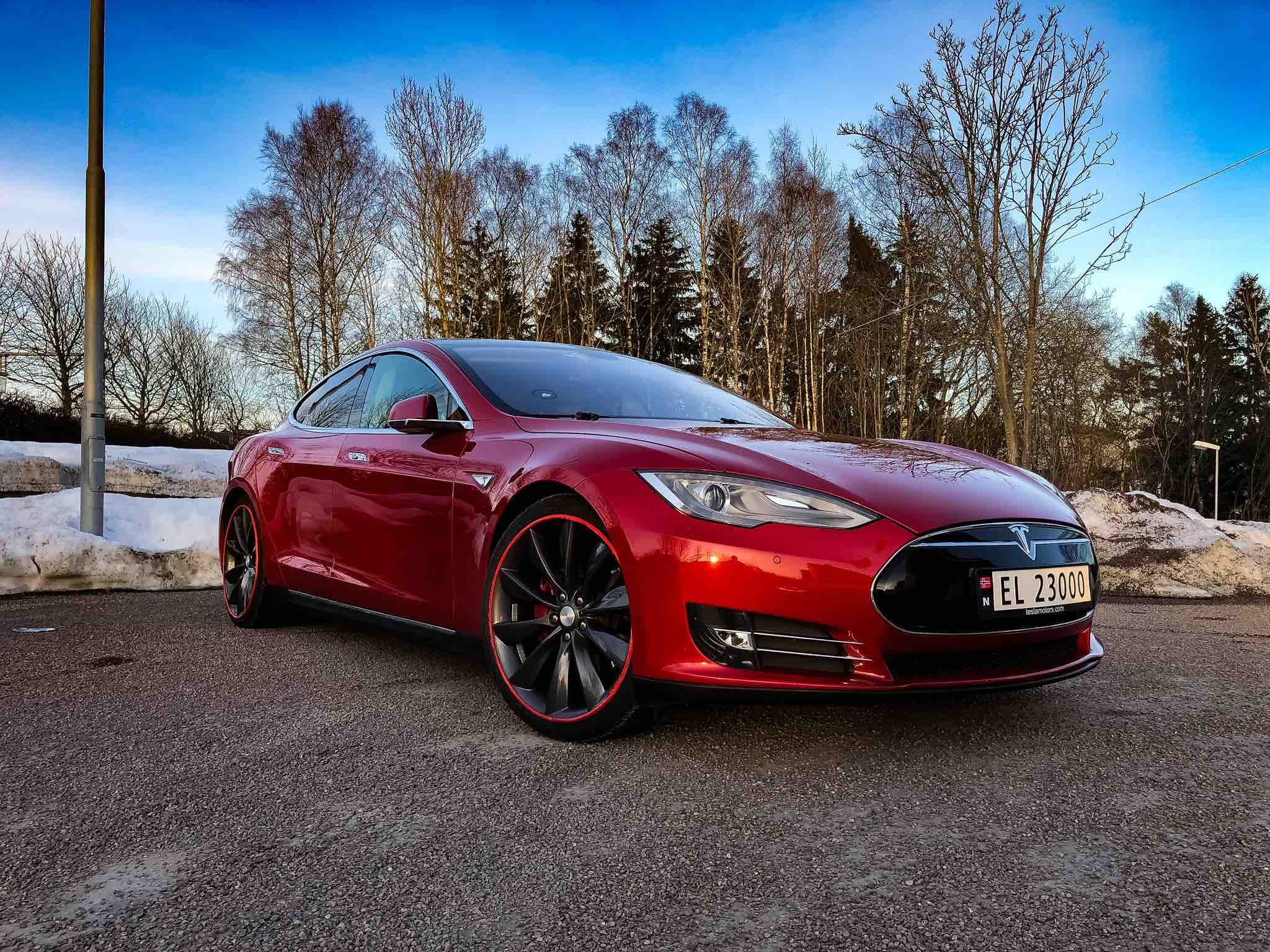 Tesla Model S med Lydinngang