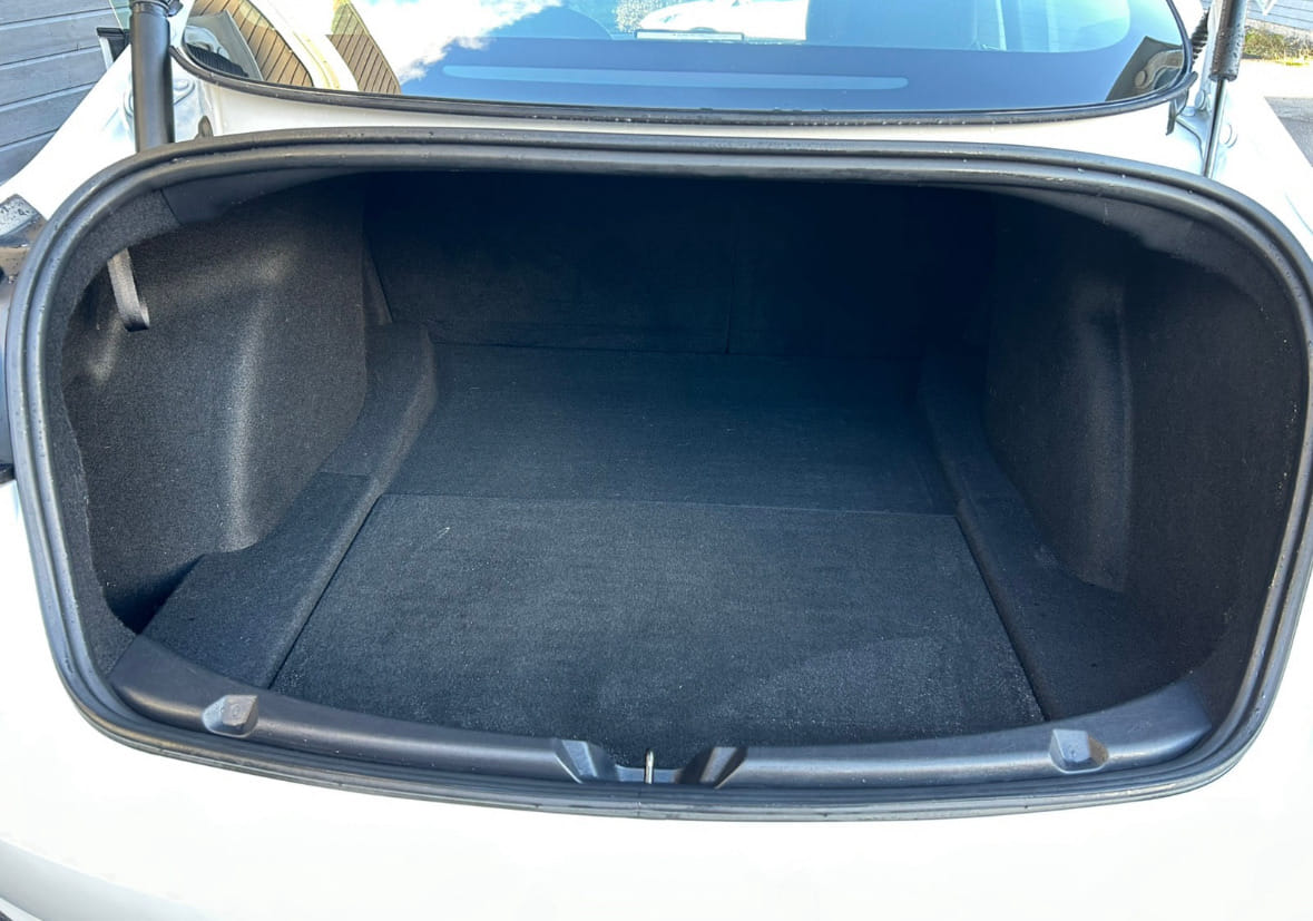 Tesla Model 3 Standard Range Plus med Bluetooth audio