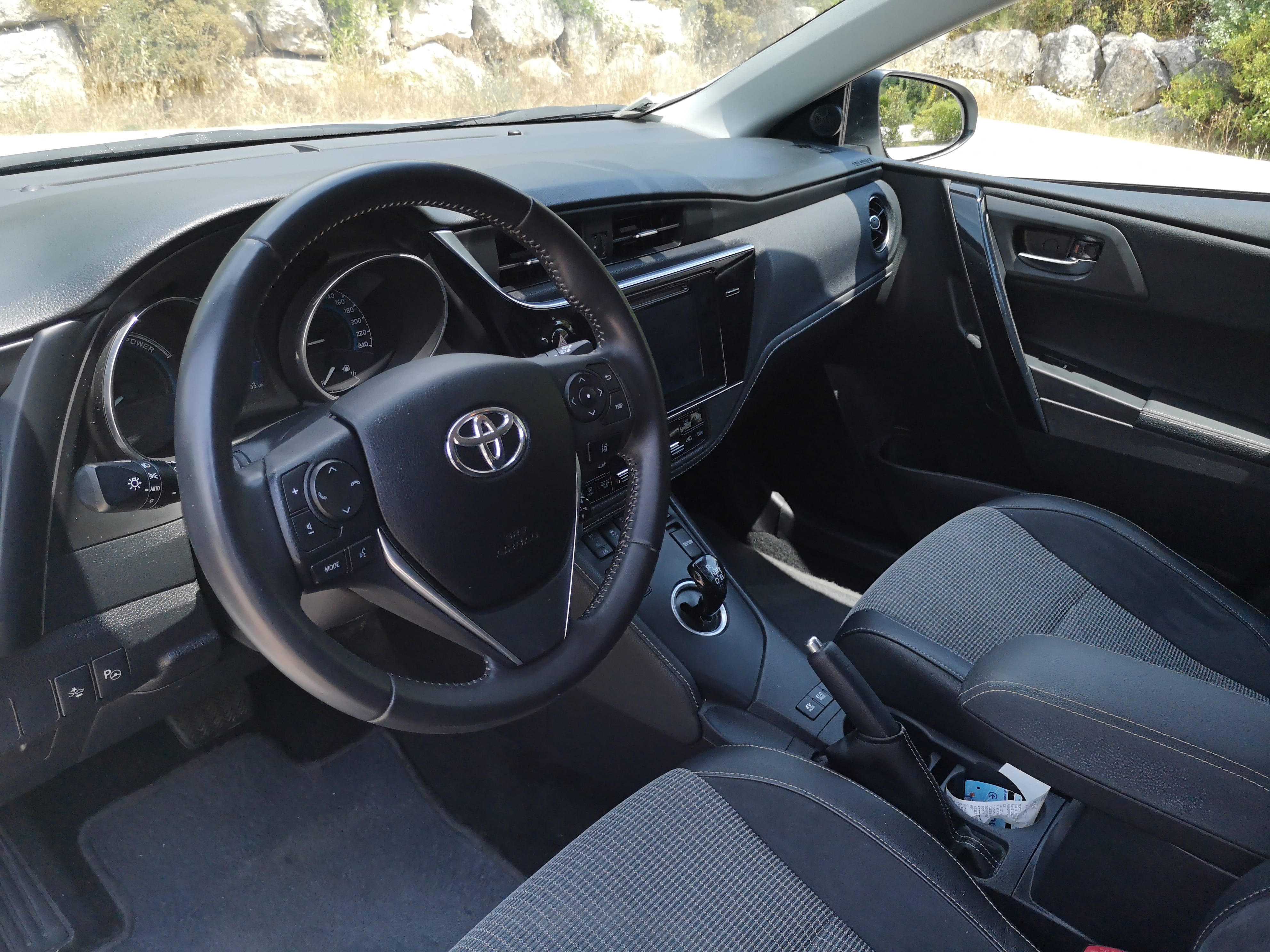 Toyota Auris Hybrid 136 HSD Automatique avec Entrée audio / iPod