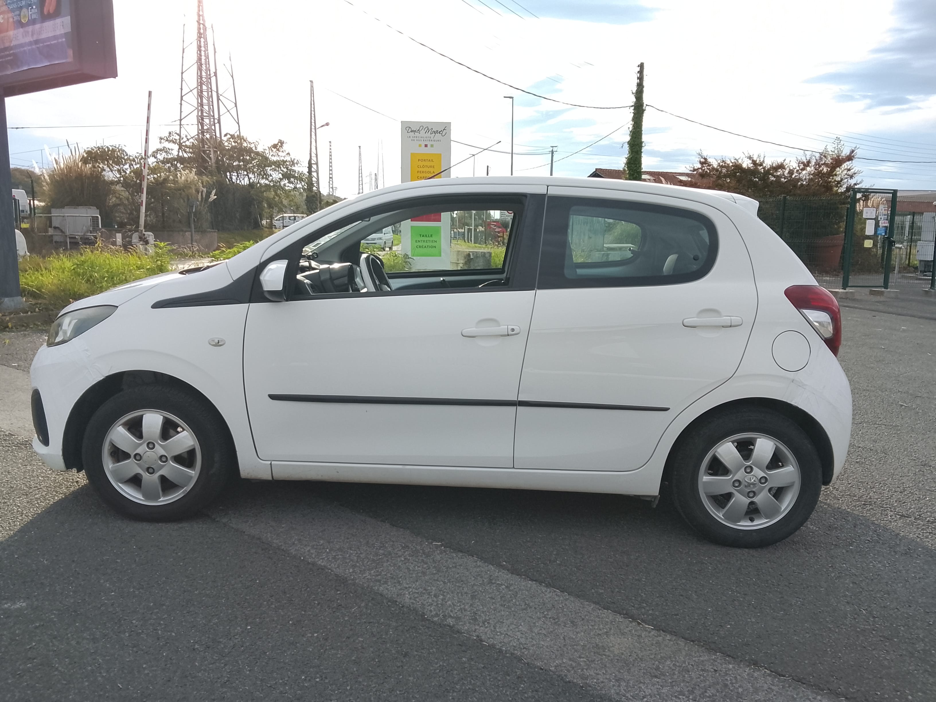Peugeot 108 ACTIVE with Baby seat