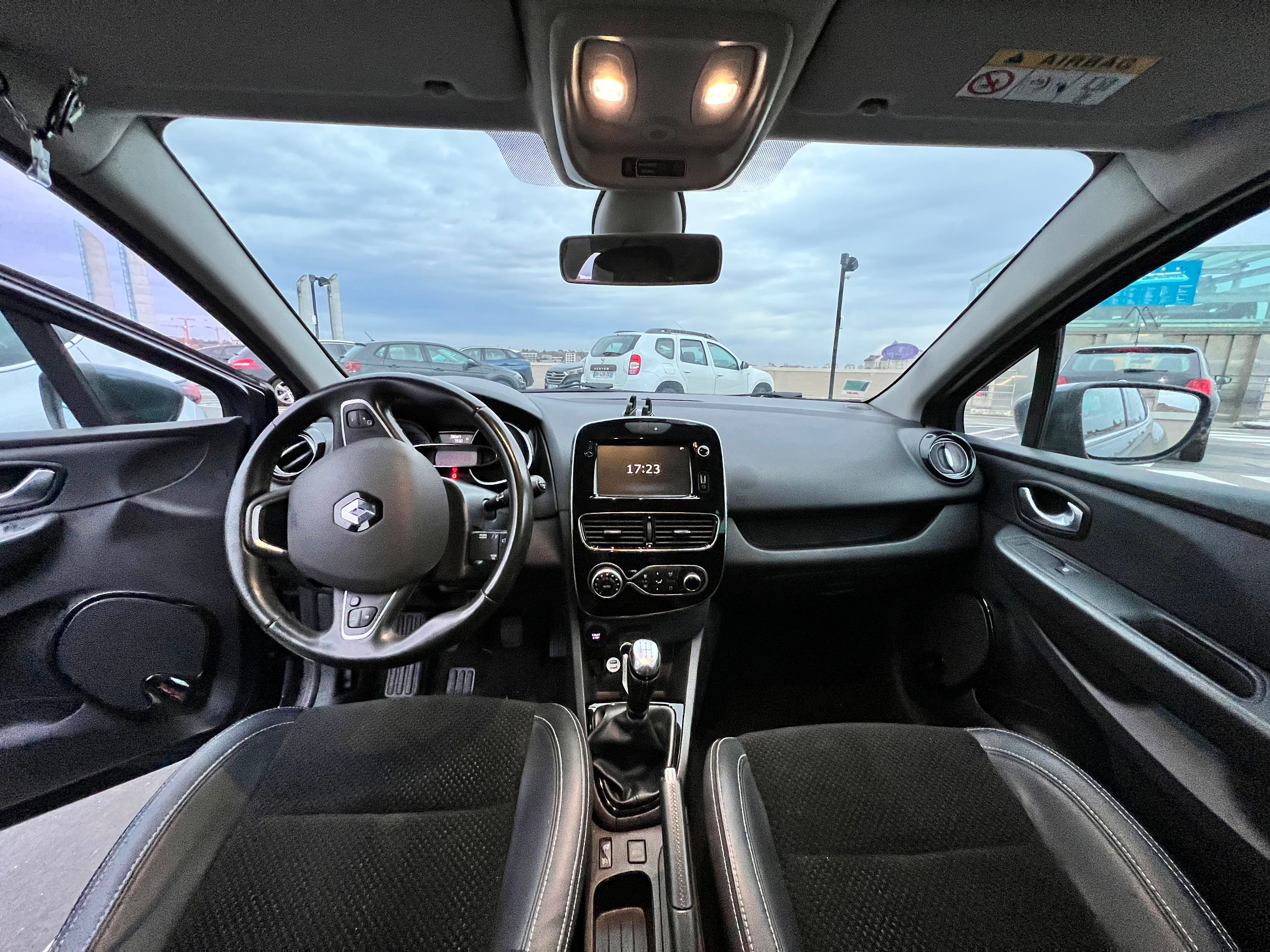 Renault Clio FE621BY avec GPS