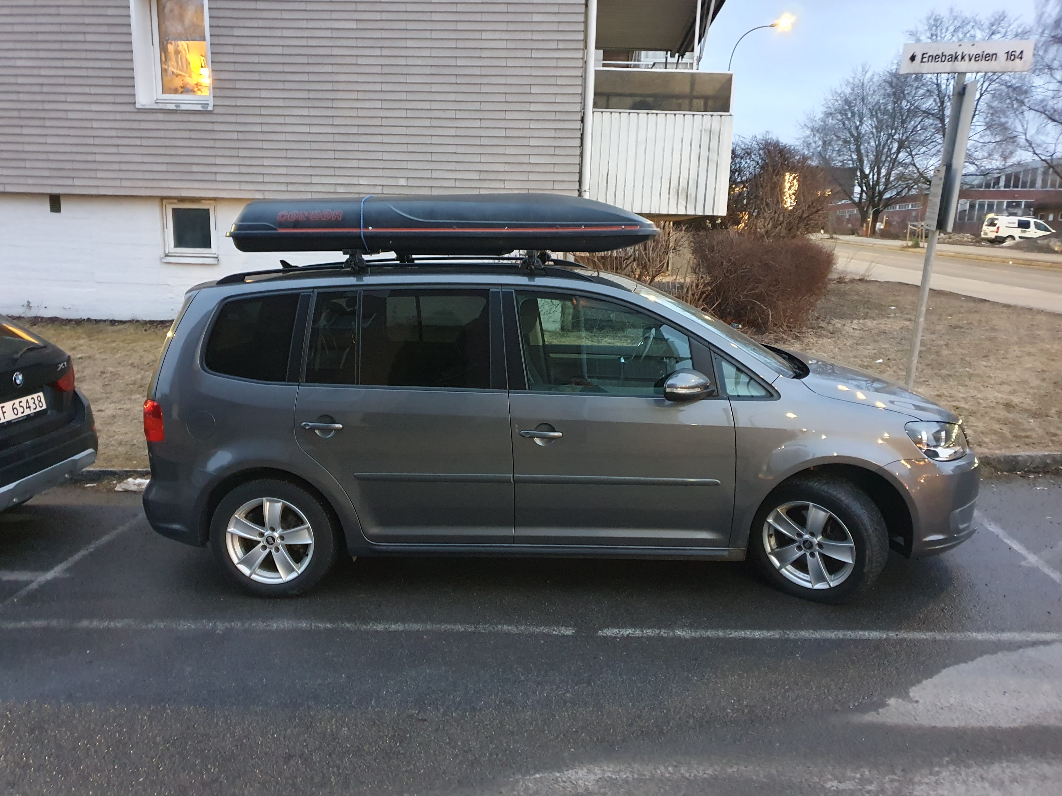 Volkswagen Touran familiebil med Aircondition