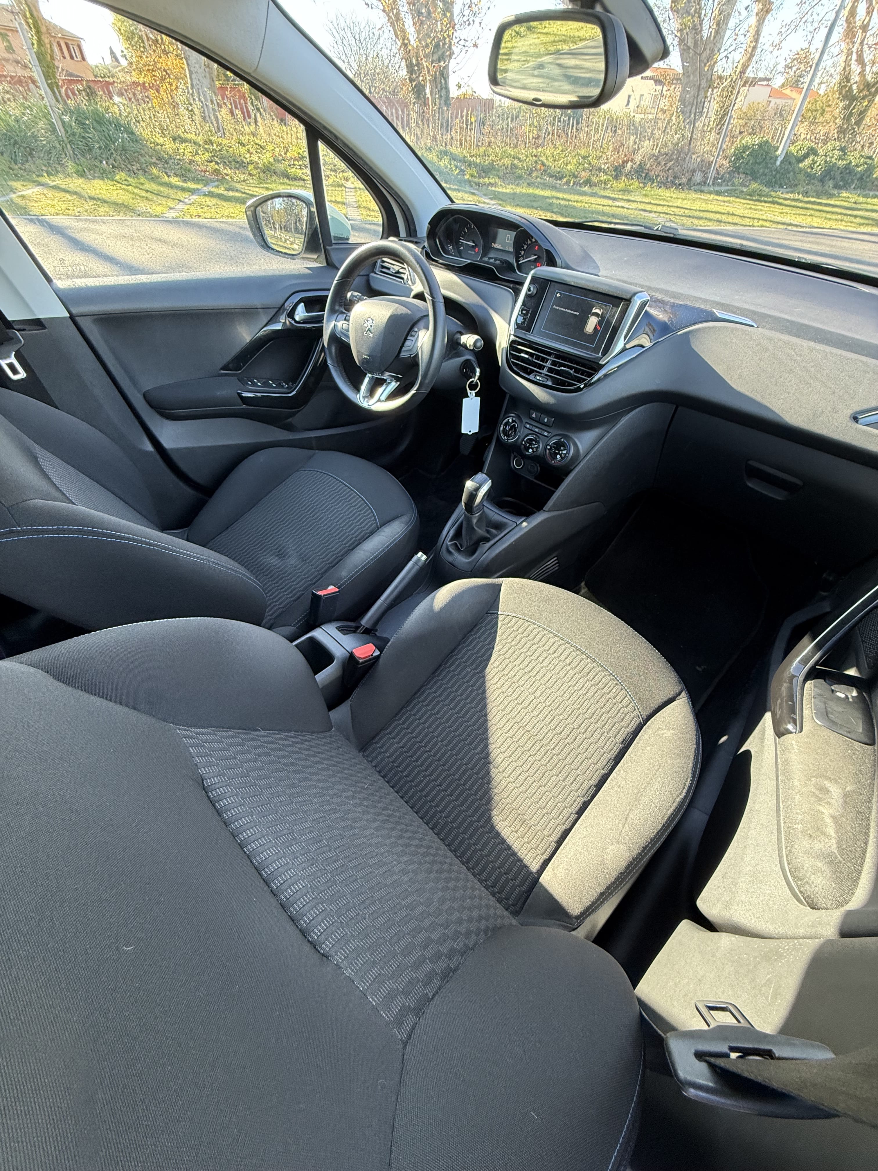 Peugeot 208 avec Autoradio