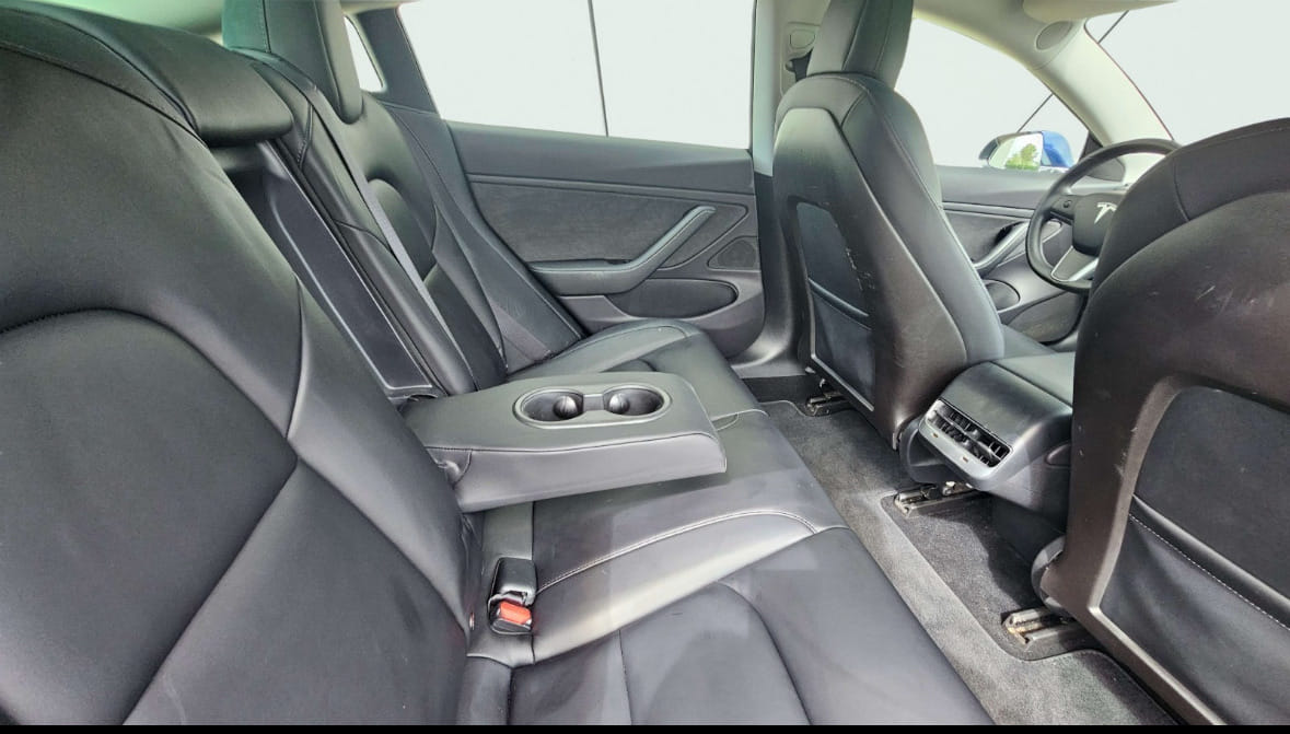 Tesla Model 3 Performance med Babysete