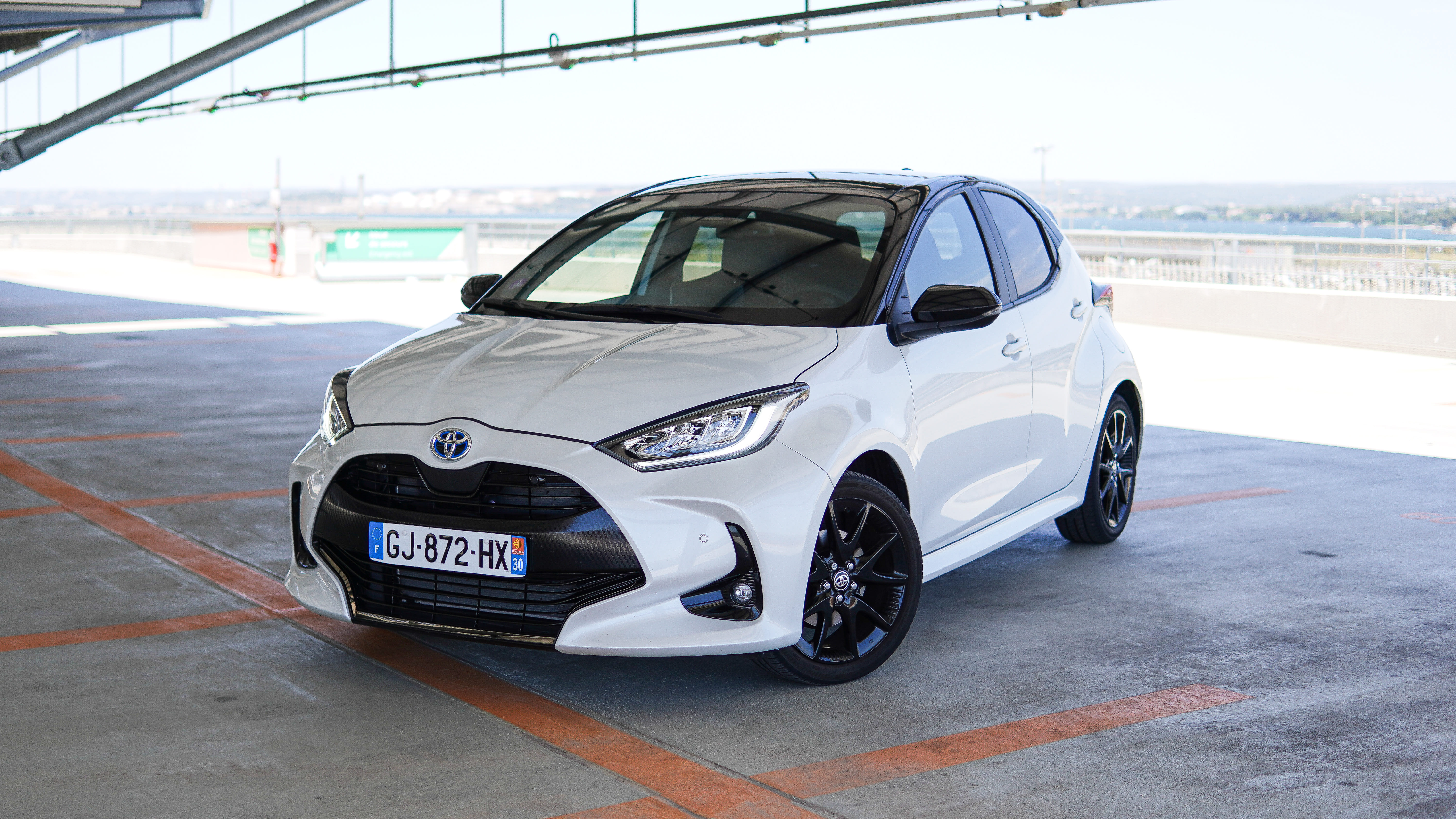 Toyota Yaris Hybride, 2022, Essence 98 / Électrique (hybride), automatique