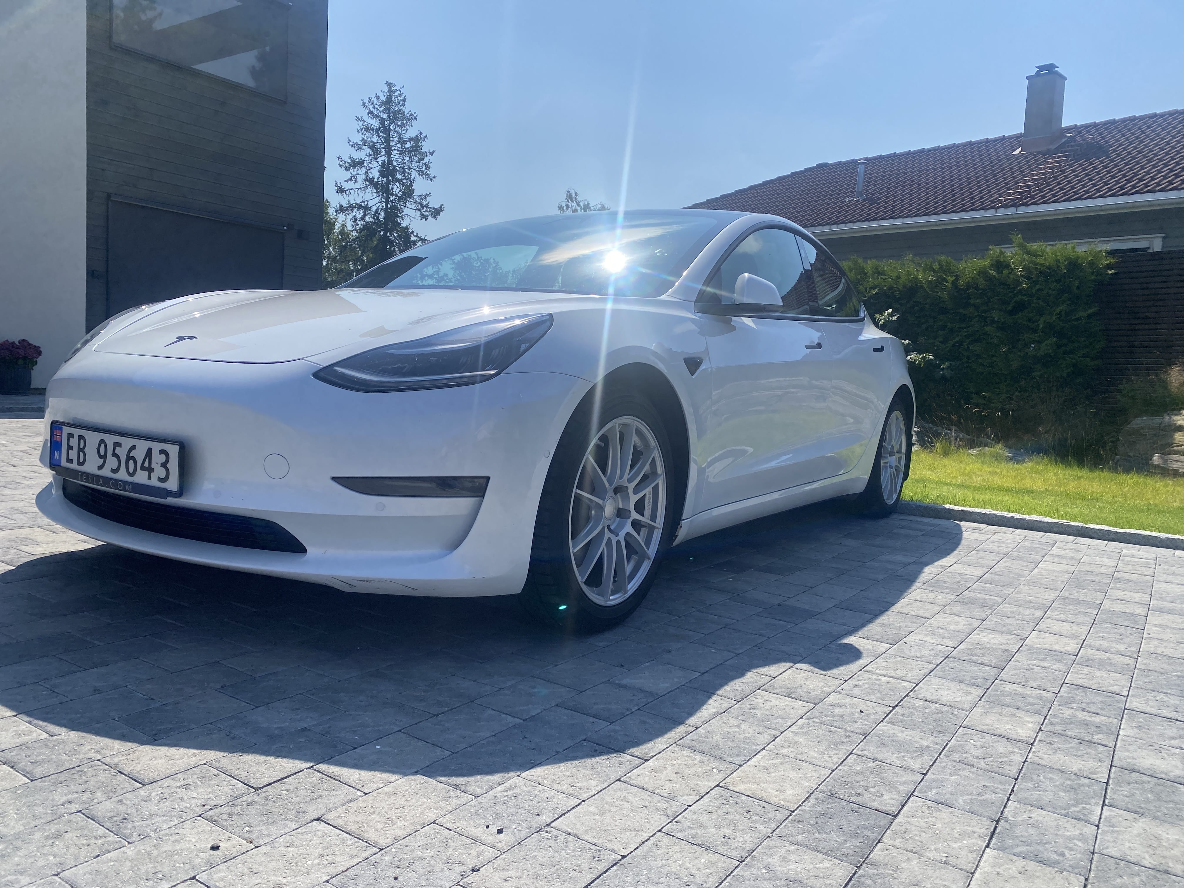 Tesla Model 3 Long Range AWD avec Quatre roues motrices