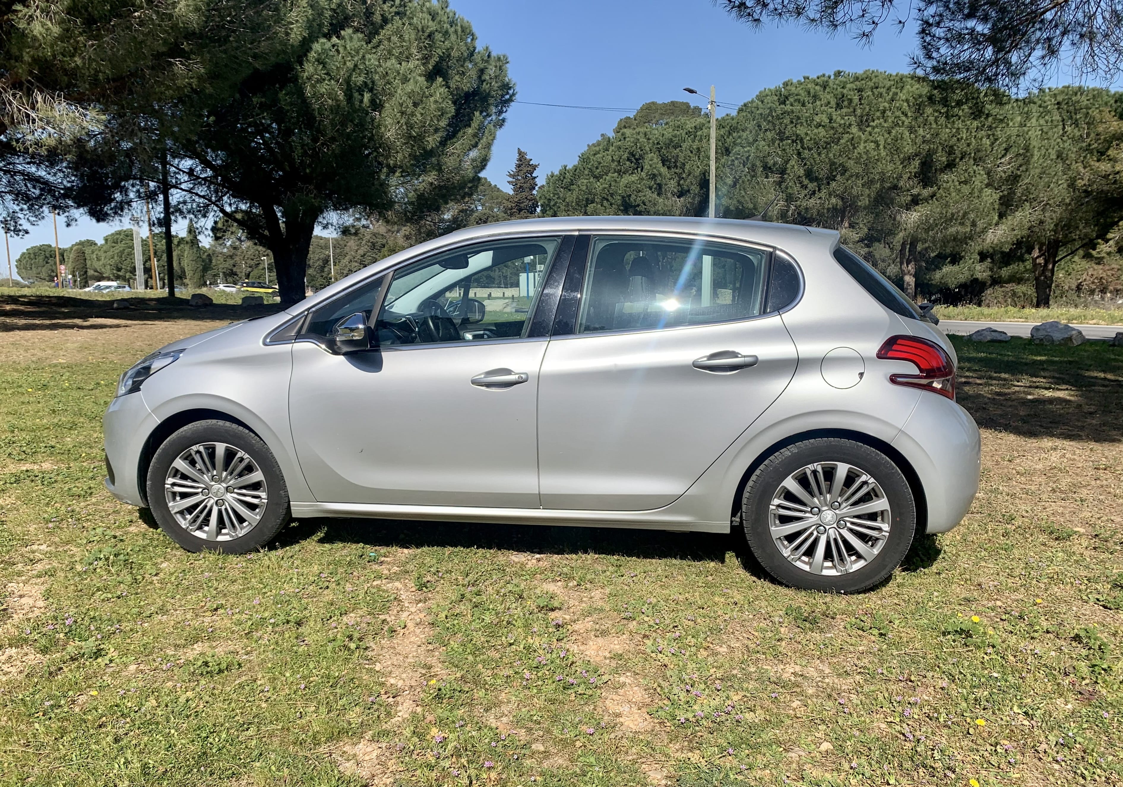 Peugeot 208 1.2 L  110 chevaux avec Climatisation