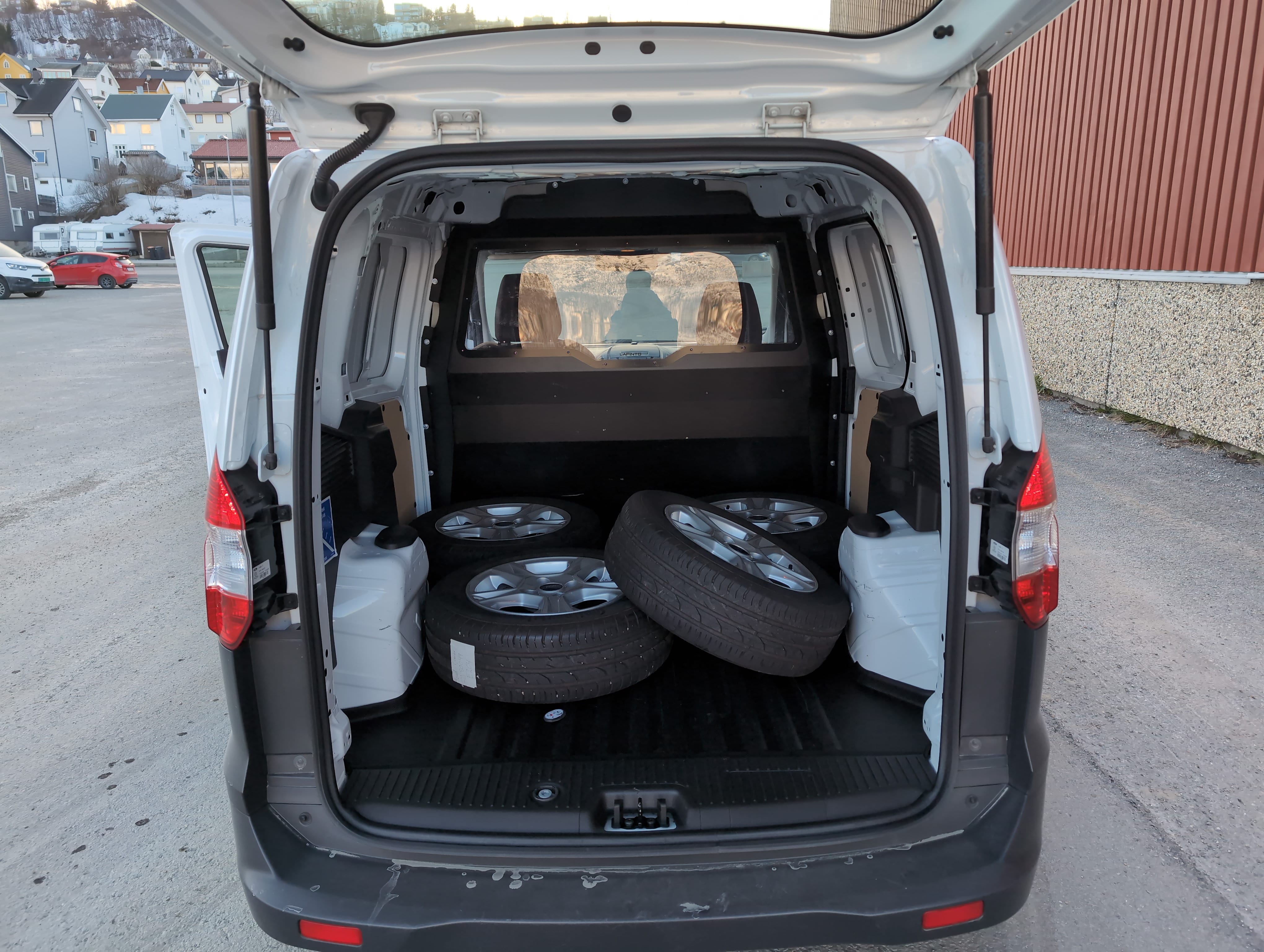 Ford Transit Courier Varebil met Audio- / iPod-ingang