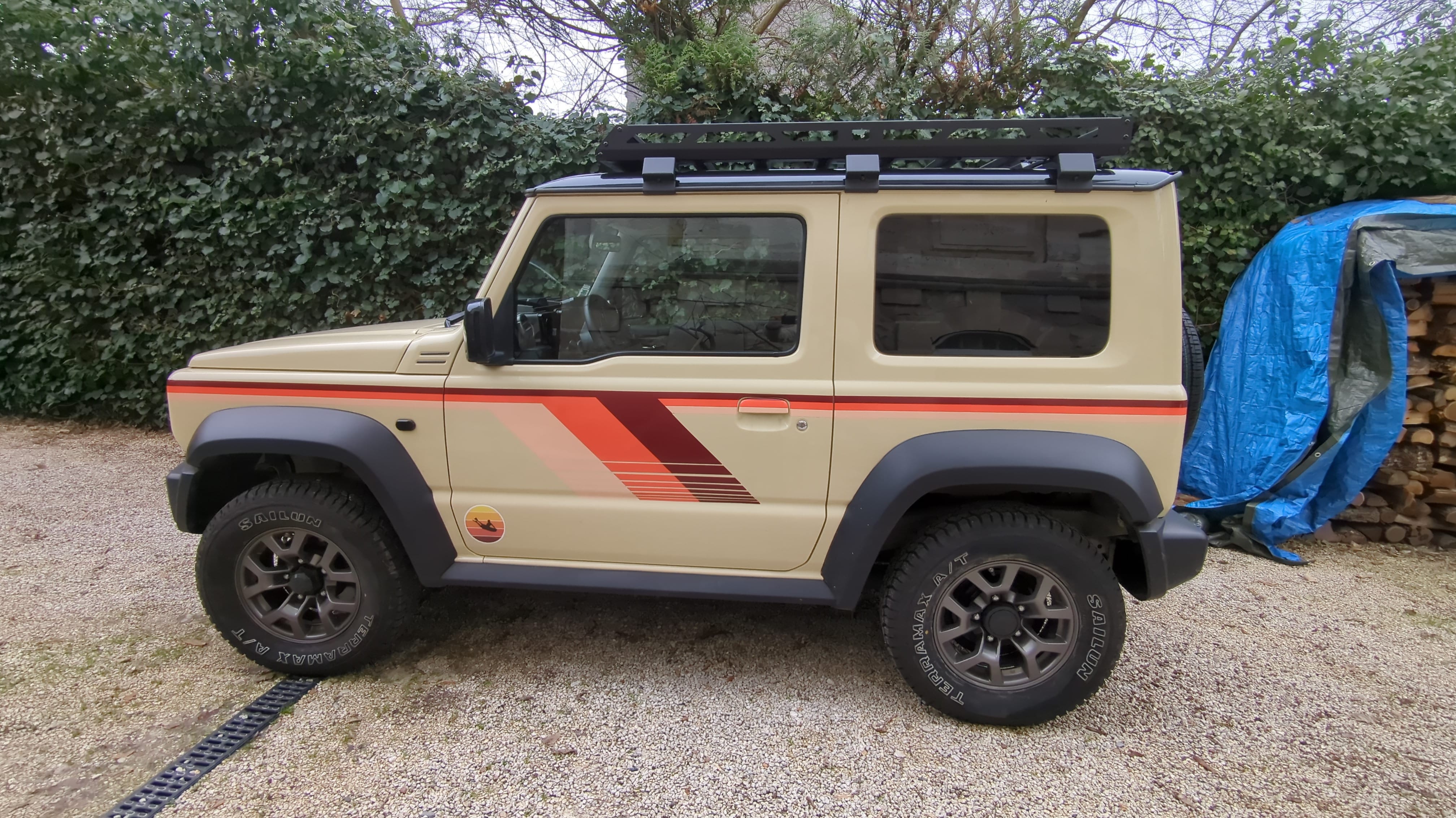 Suzuki Jimny 4x4 pneus neige galerie de toit 4 places avec Climatisation