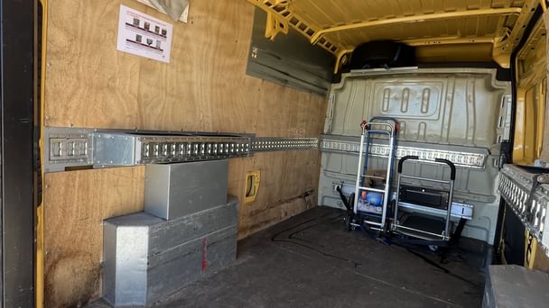 Fiat Ducato avec Hayon / 2 Diables, Sangles et Chariot plateforme avec Audio Bluetooth