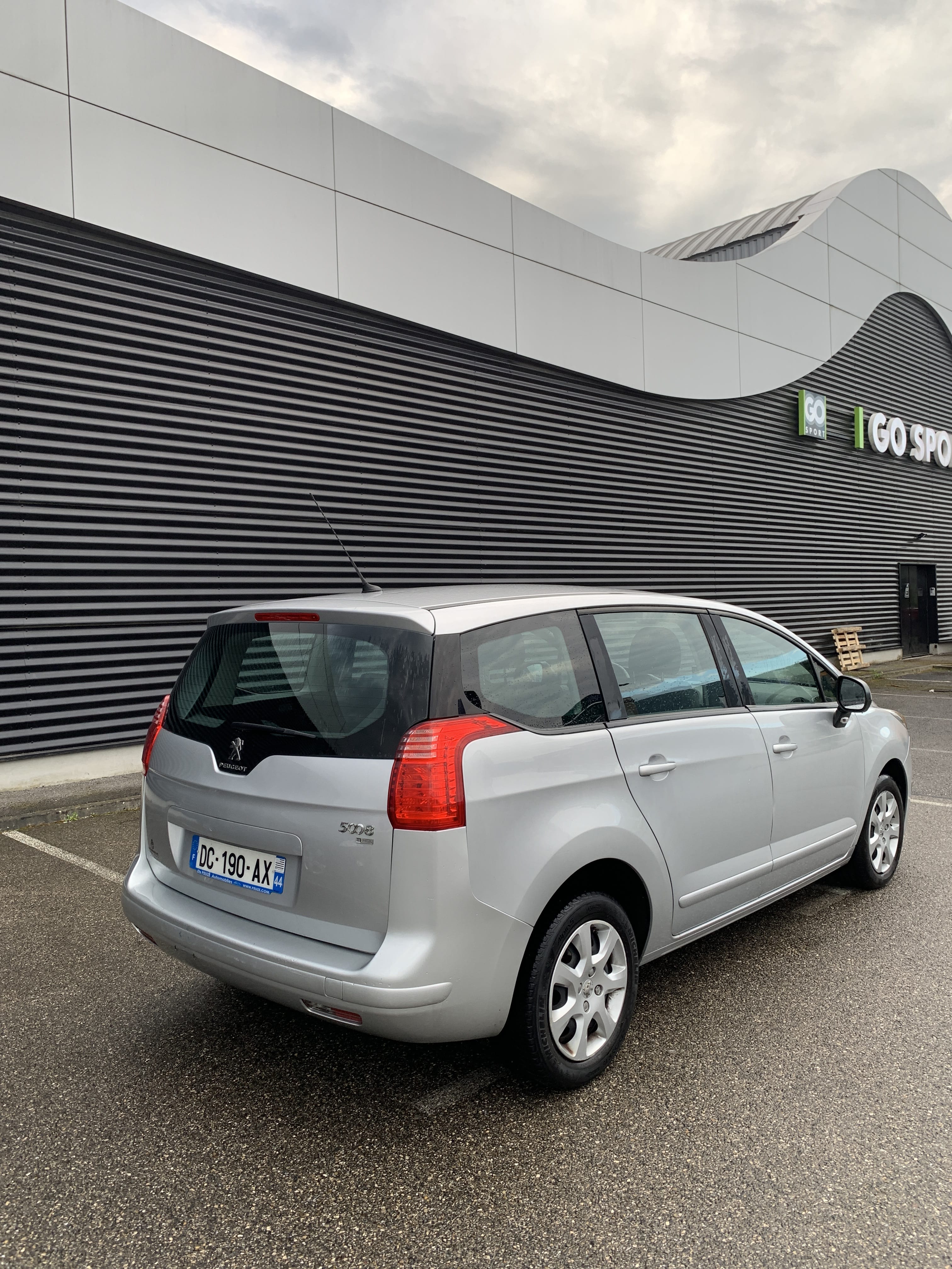 Peugeot 5008 avec GPS