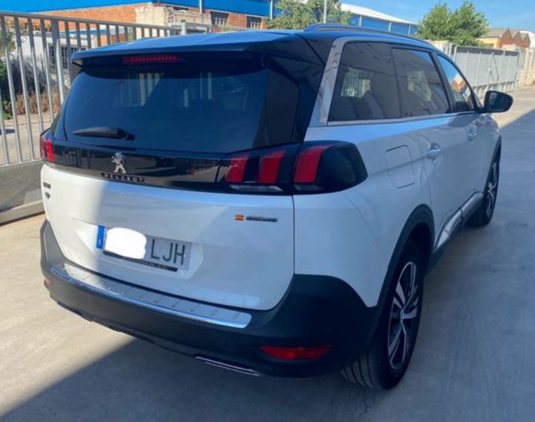 Peugeot 5008 with Baby seat