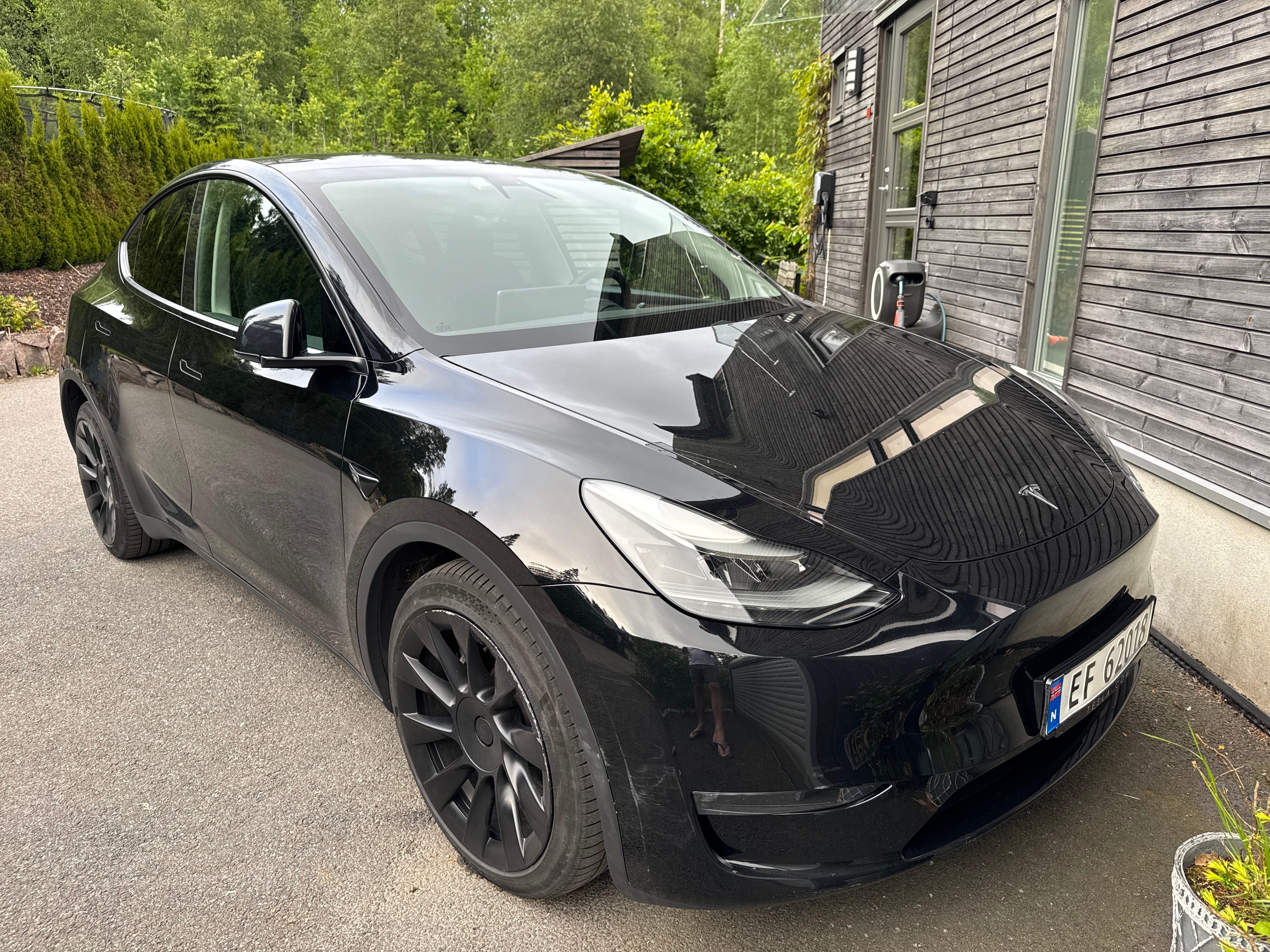 Tesla Model Y med Cruisekontroll