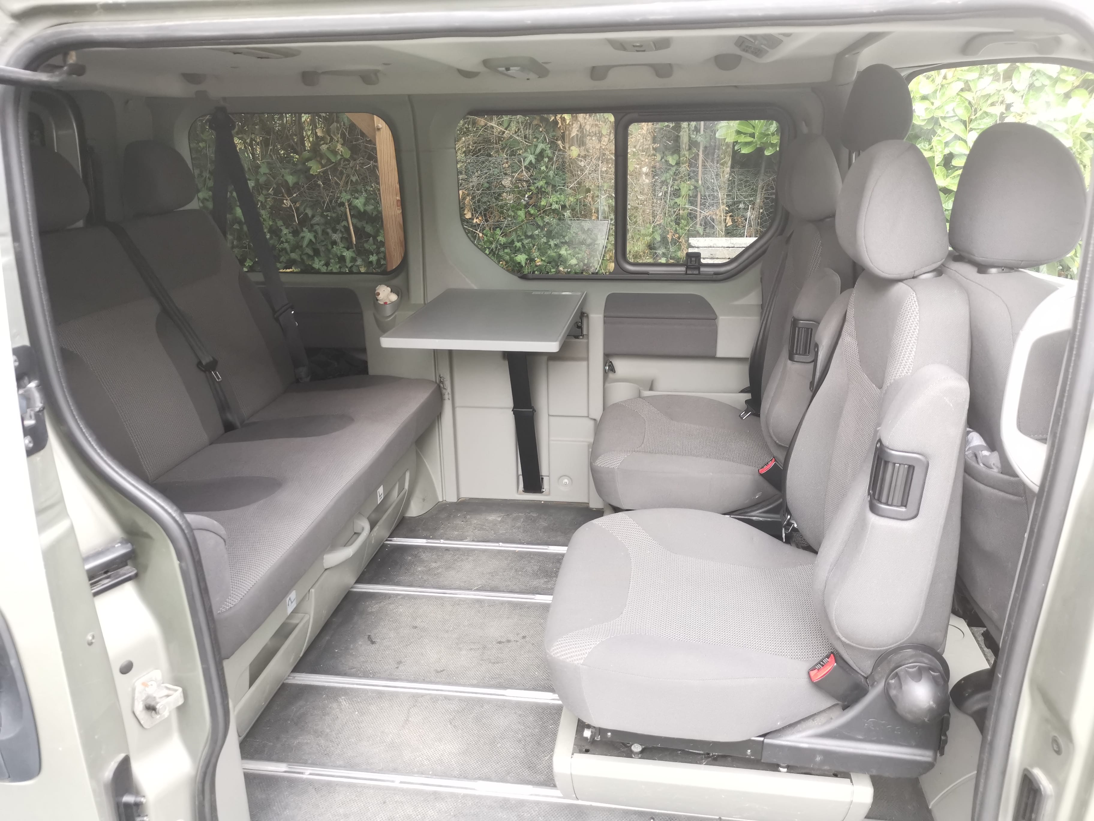 Opel Vivaro Combi avec Attelage