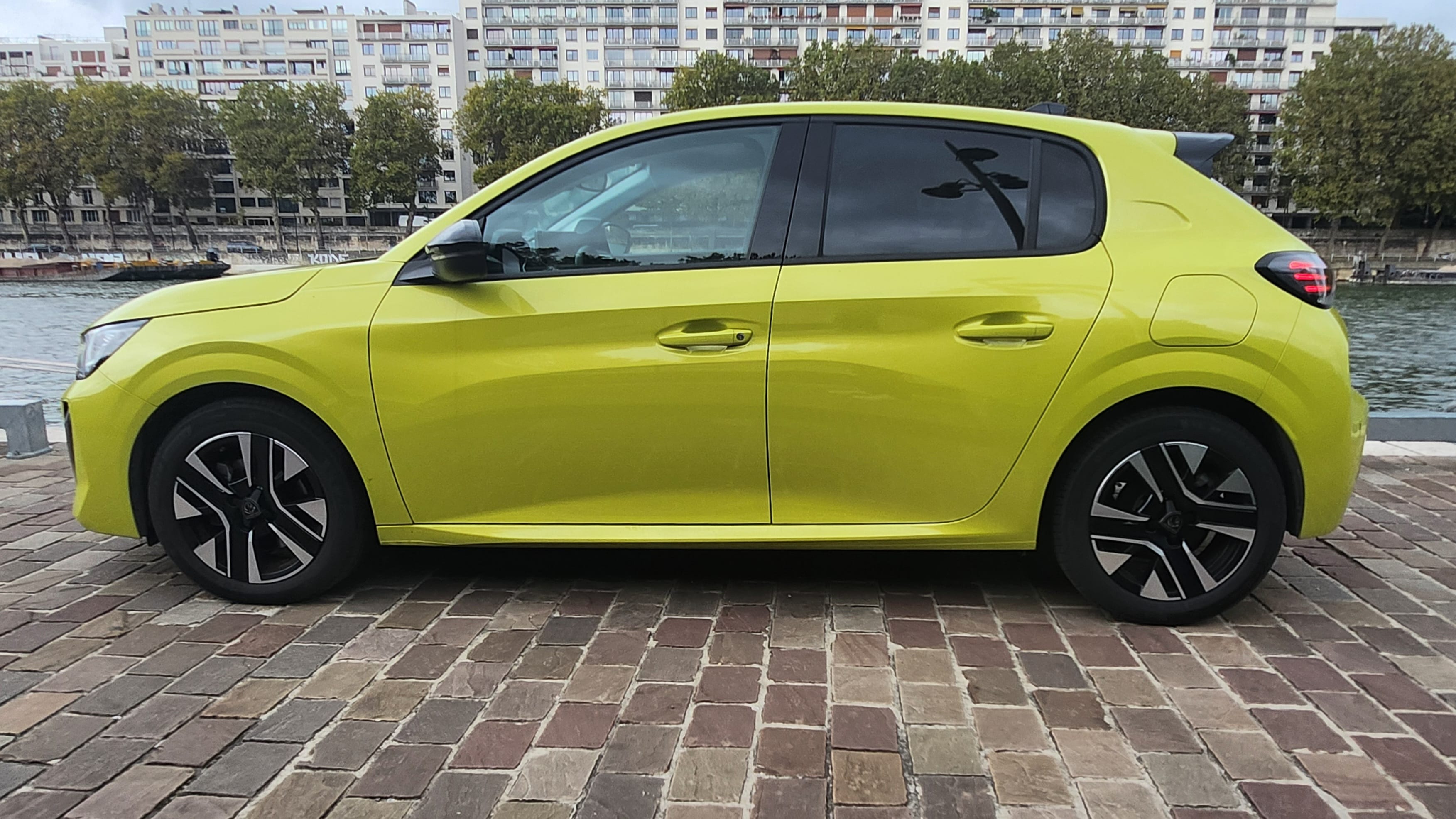 Peugeot 208 HYBRIDE (GV823EF) (Clim, Connectivité Smartphone, charge induction, ...) avec Climatisation