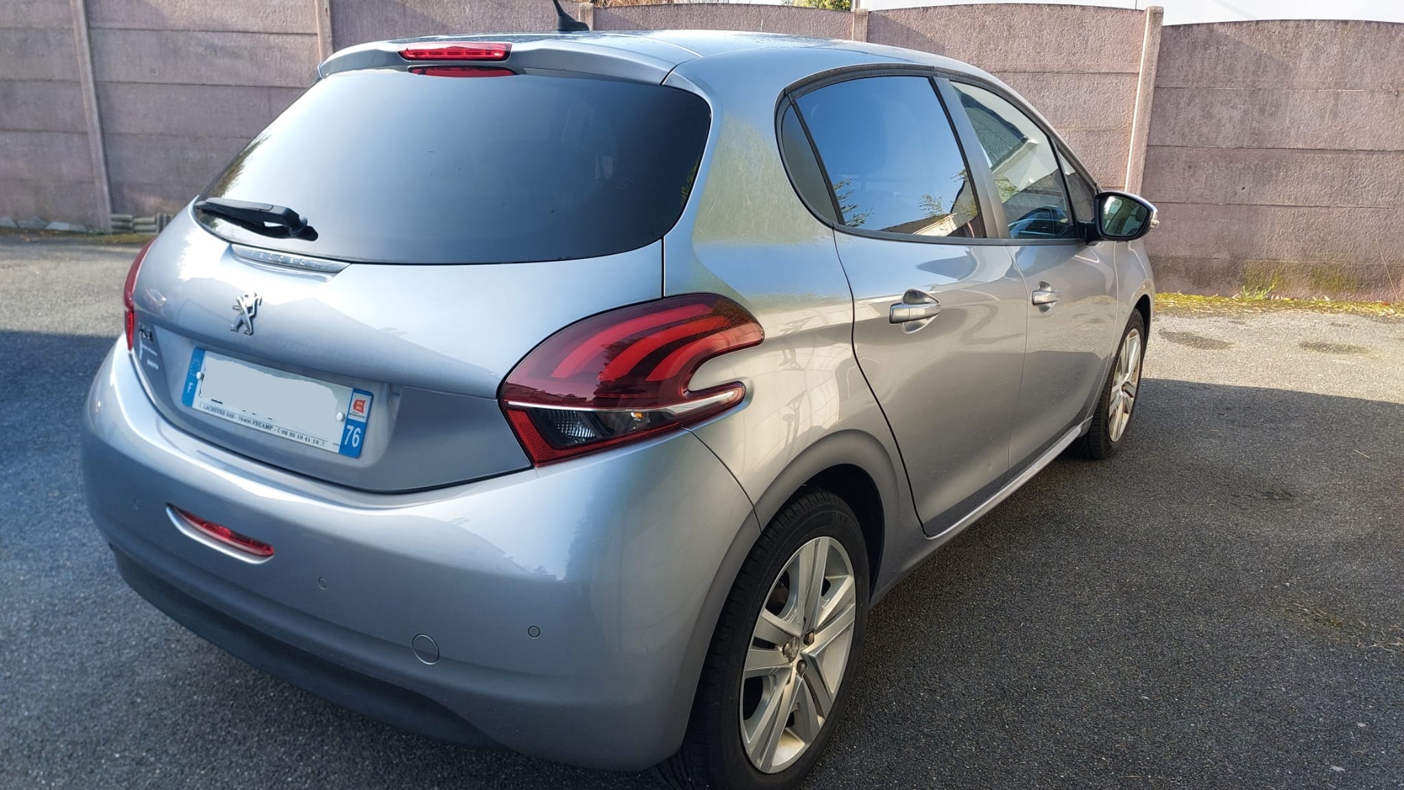 Peugeot 208 Signature avec GPS