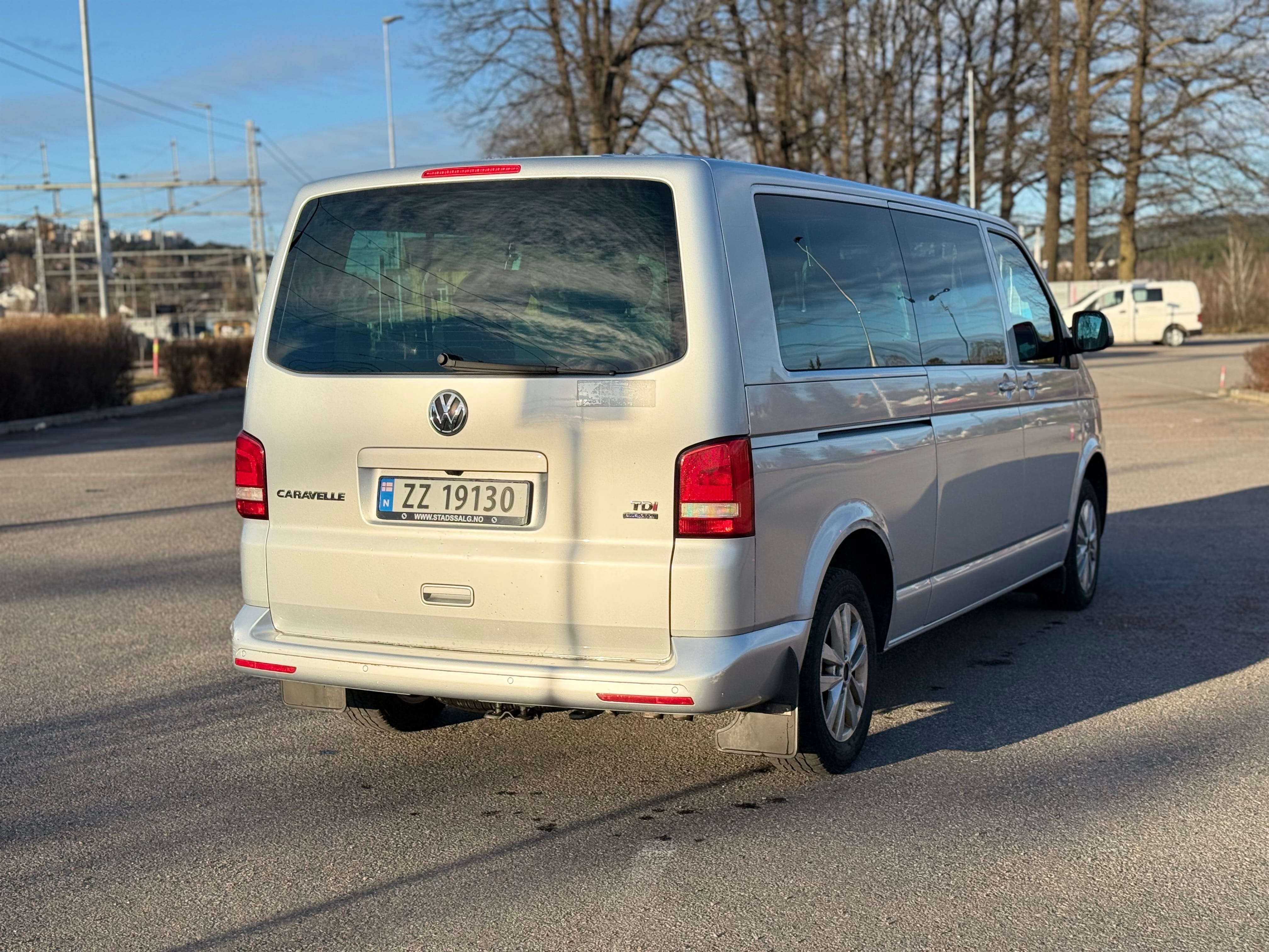 Volkswagen Caravelle 9 seter med automat gir med Ryggekamera