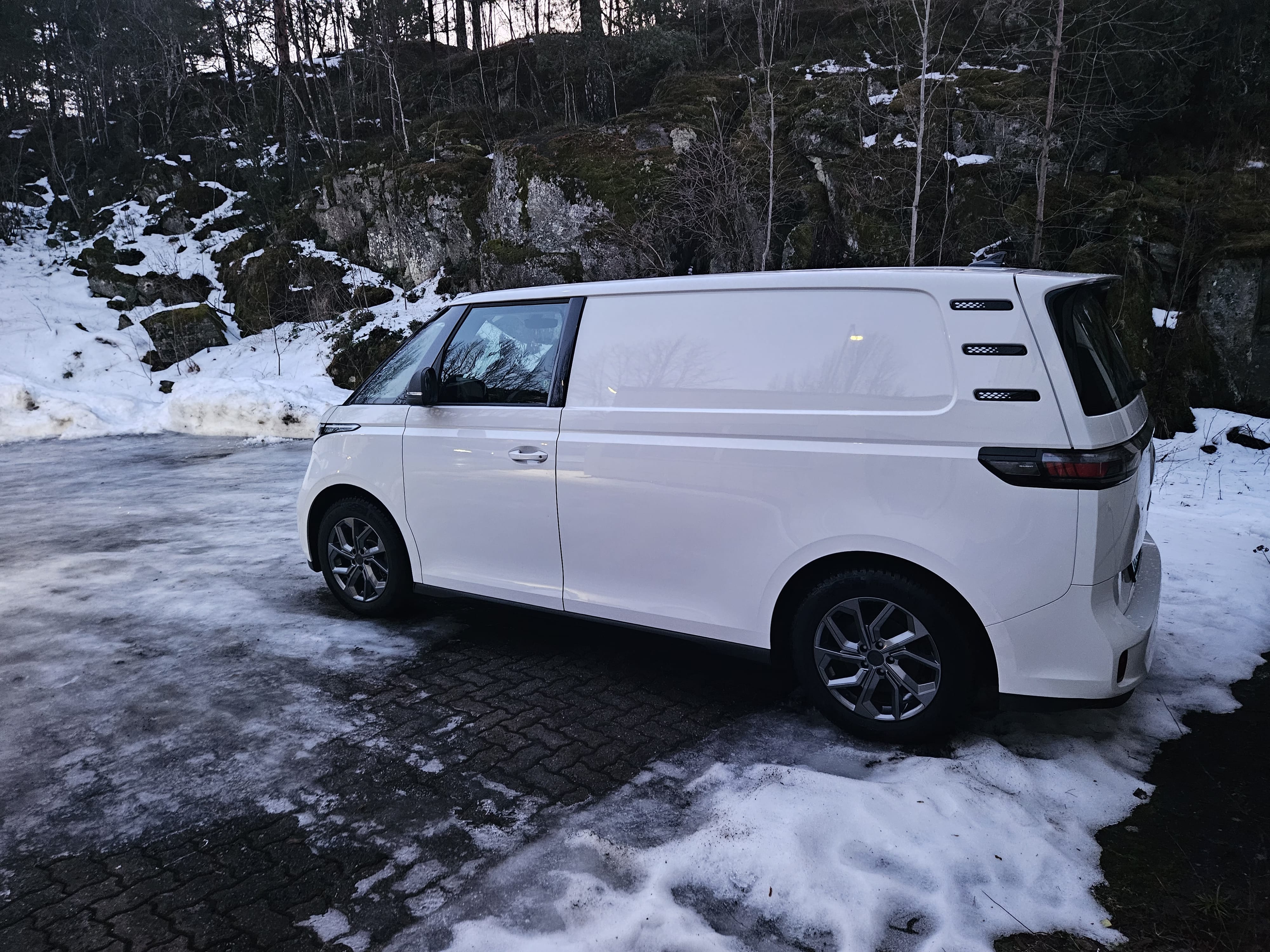 Volkswagen ID. Buzz Cargo with GPS