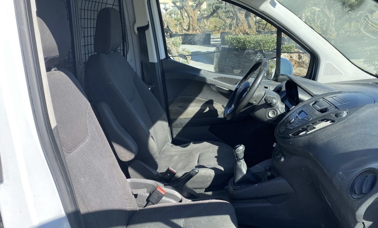 Ford Transit Courier Furgoneta mit Audio-/iPod-Zugang