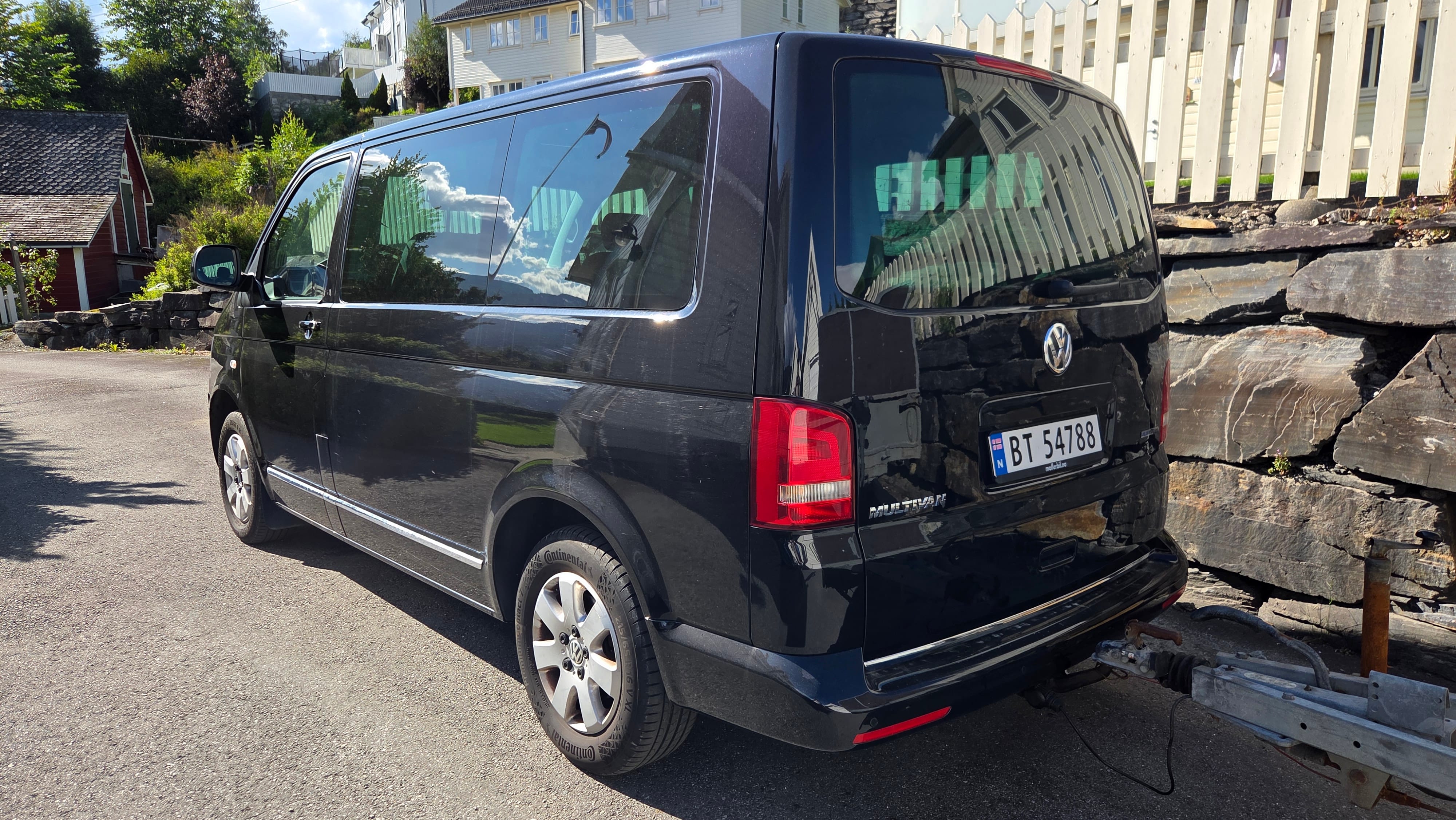 Volkswagen Multivan (romslig 7-seter) med GPS
