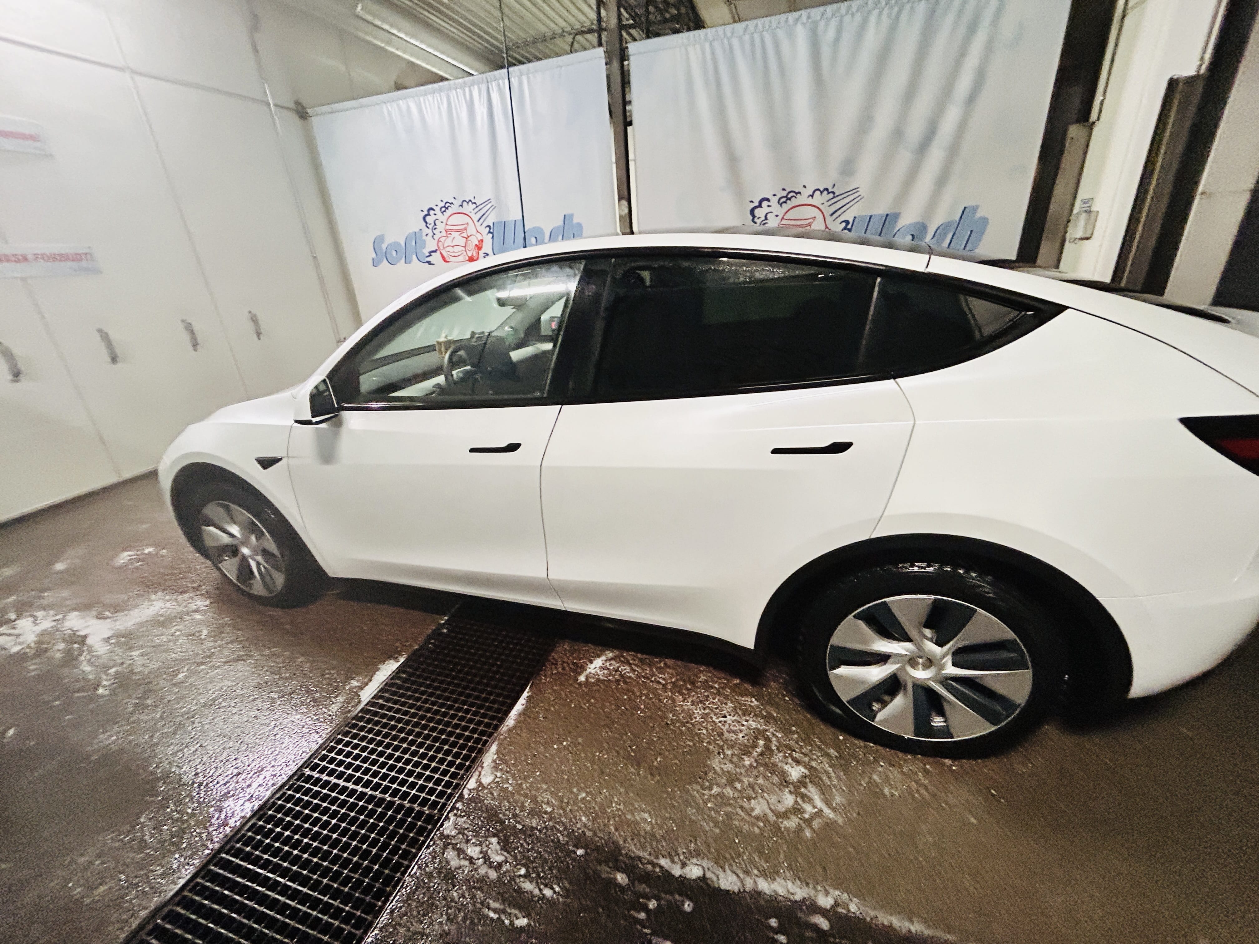 Tesla Model Y med Cruisekontroll