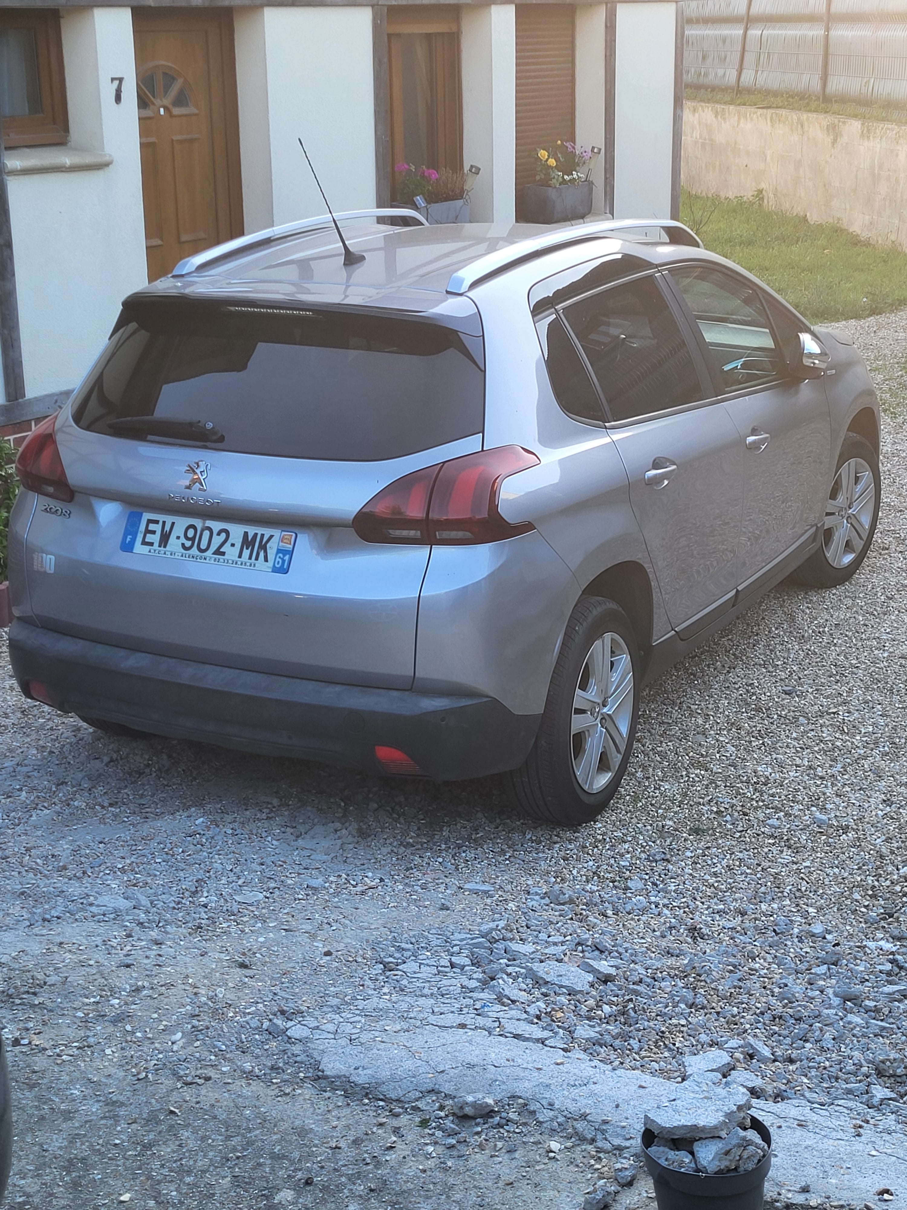 Peugeot 2008 Essence/Ethanol 82ch puretech avec GPS
