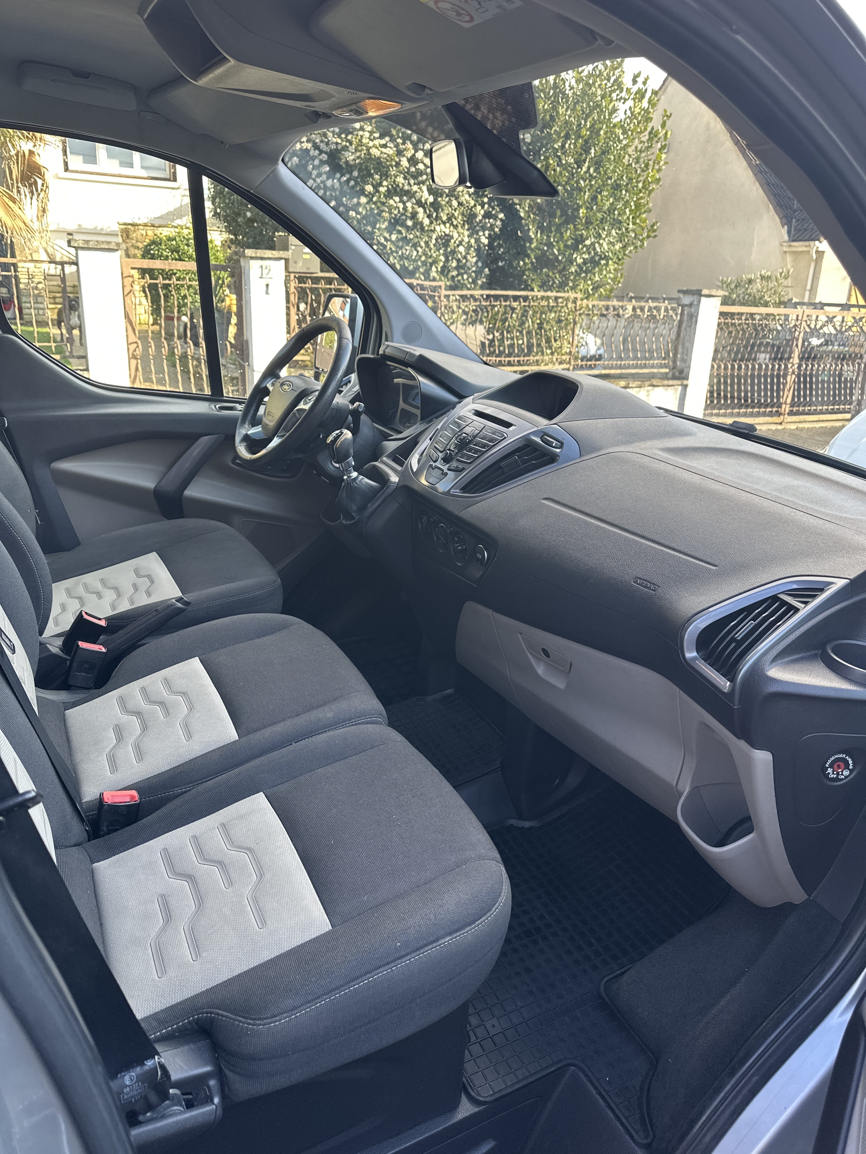 Ford Tourneo Custom Mini bus 9 places 2.2 tdci 150ch Titanium L2H1 avec écran avec GPS