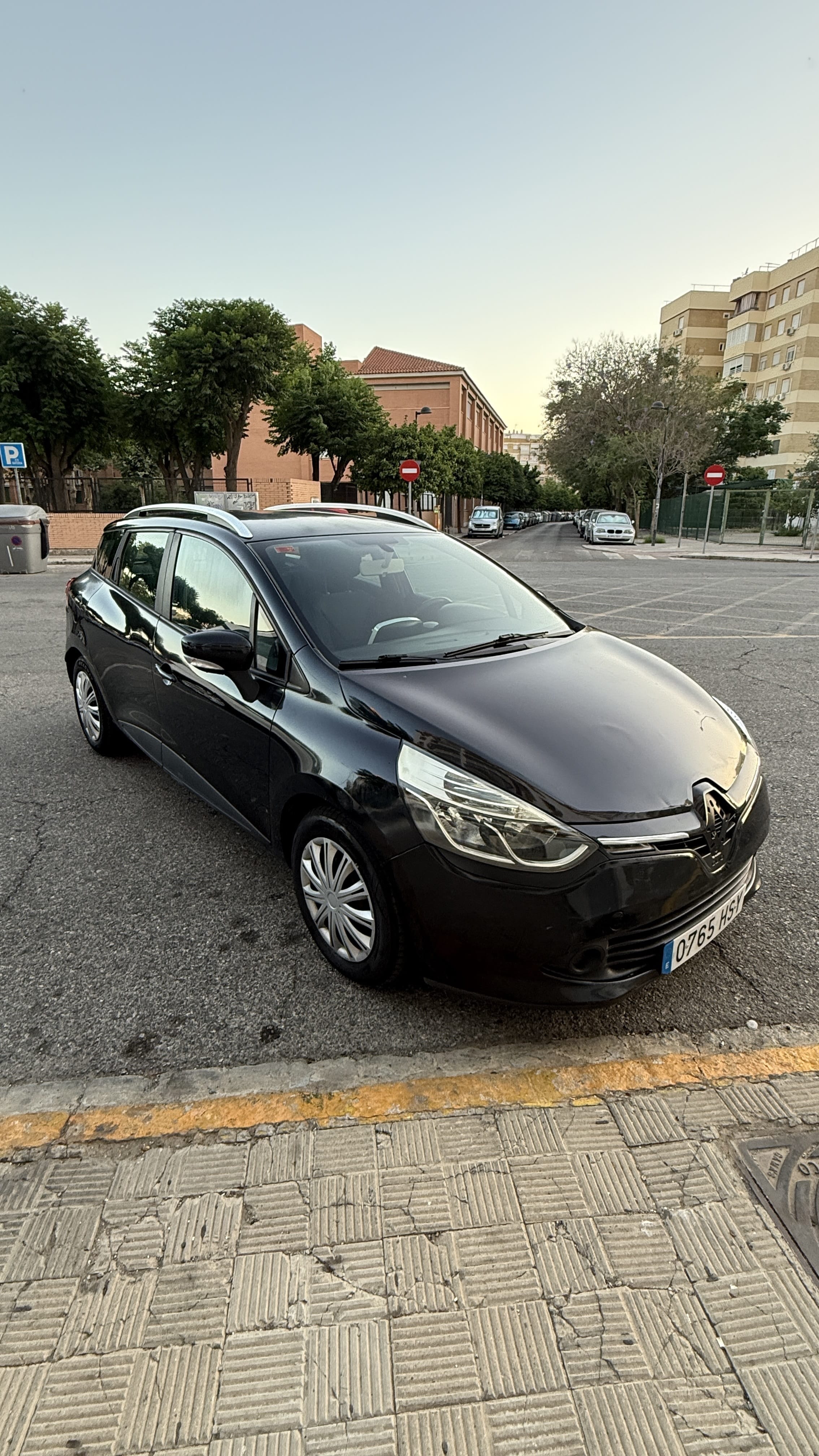 Renault Clio Sport Tourer with Bluetooth audio