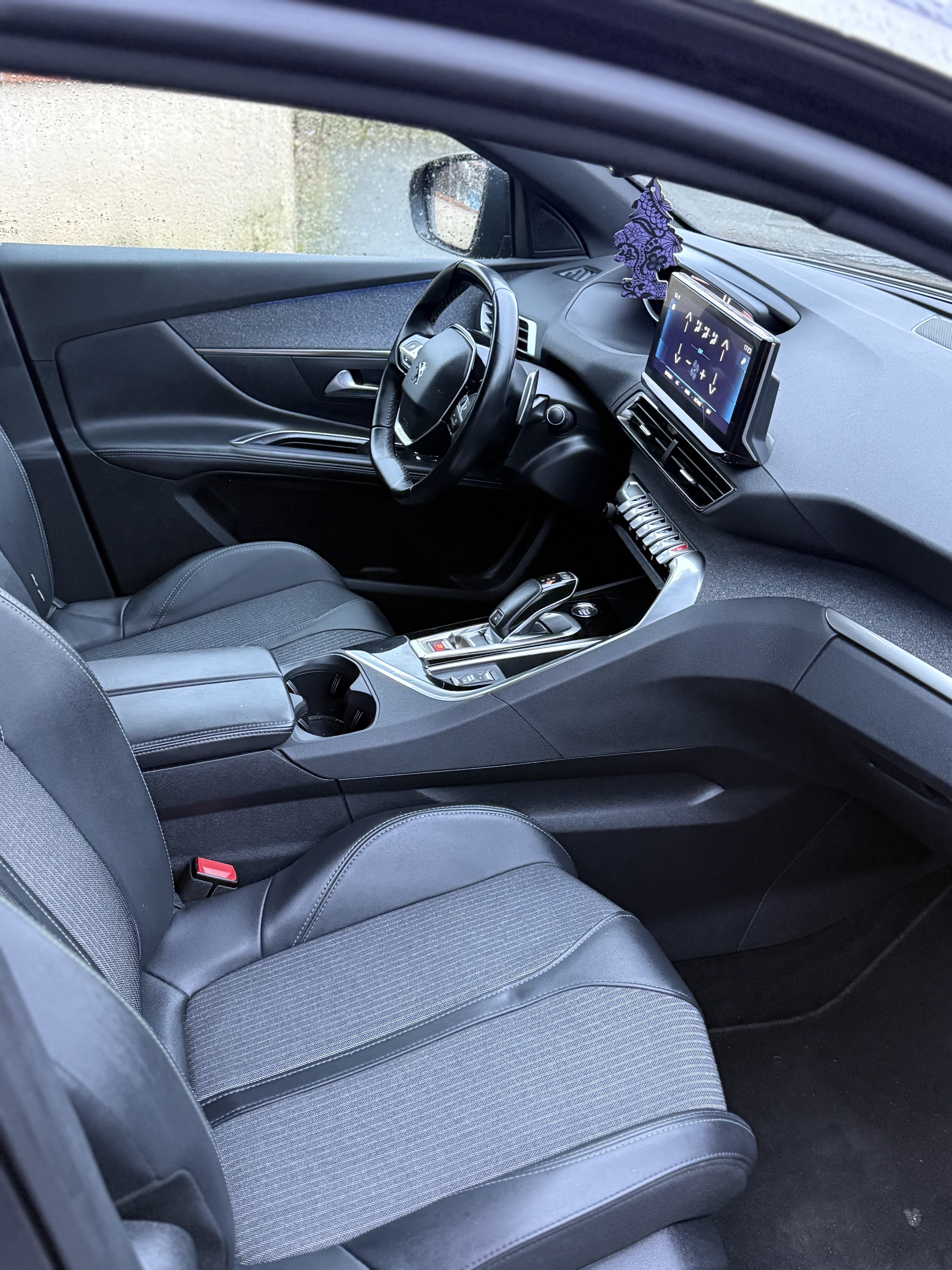 Peugeot 5008 with Bluetooth audio